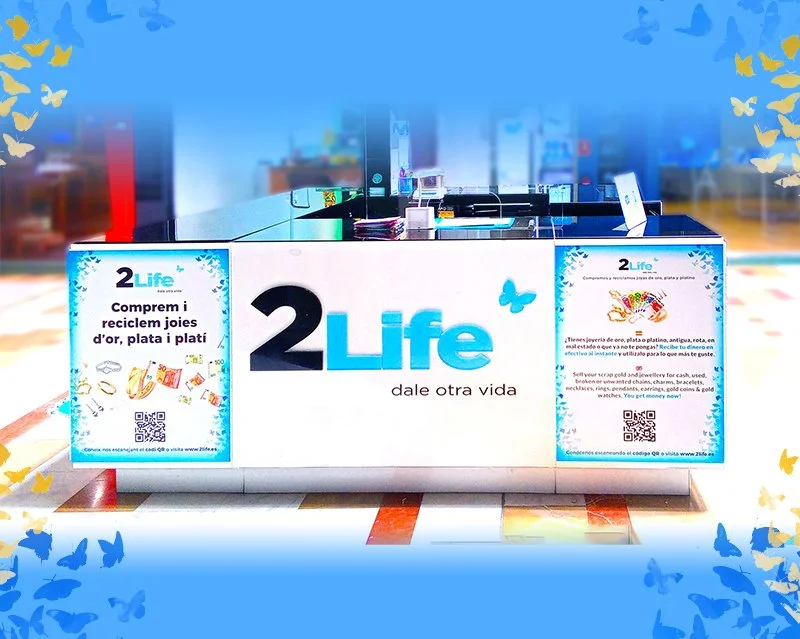 Mostrador con cartel de recolección de productos de reciclaje y dinero, rodeado de mariposas azules y amarillas.