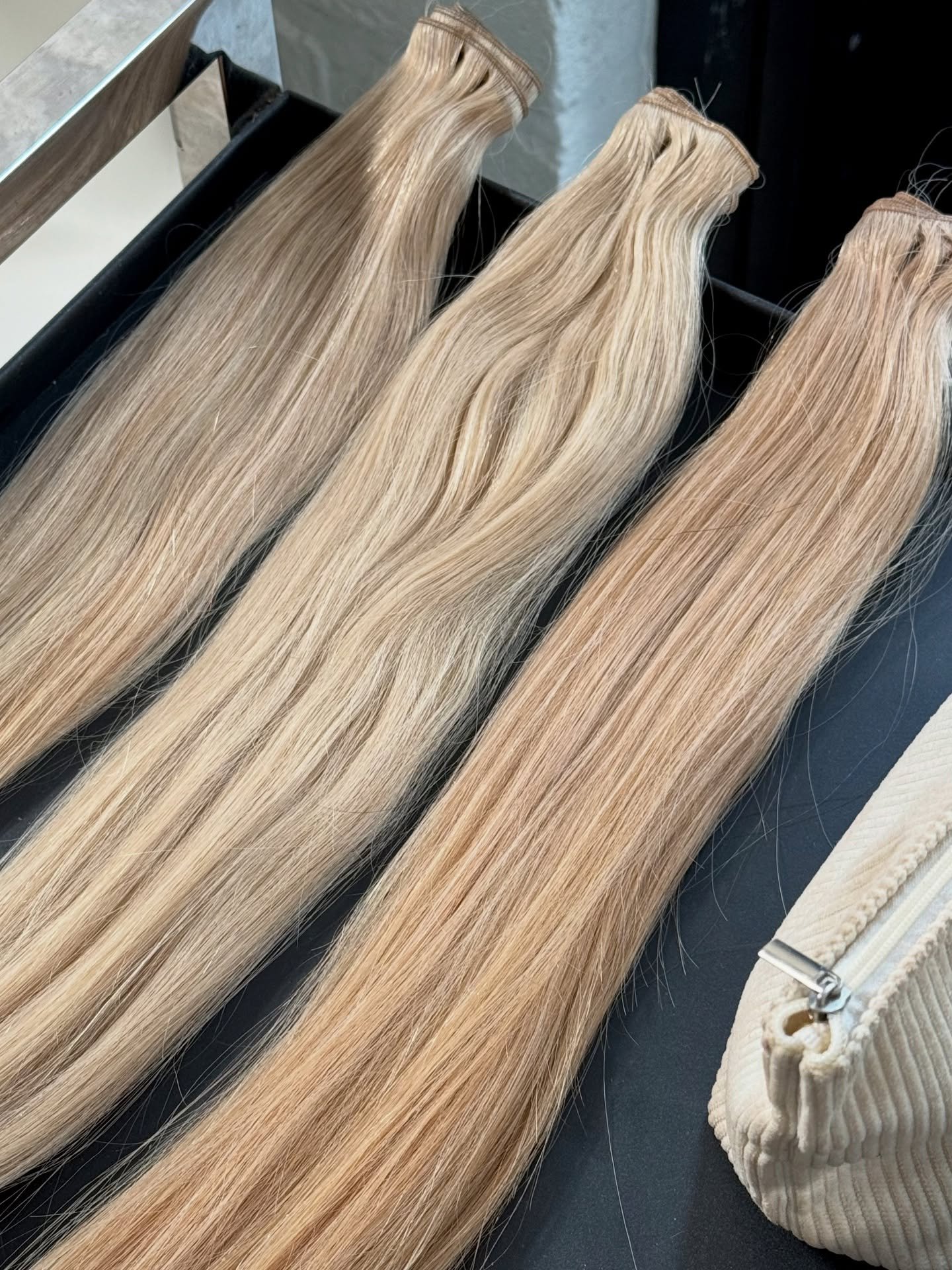 Last nights transformation, using 150g of #wefthairextensions 

This clients hair was a custom order using 3 unique shades of blonde. Instantly brightening her overall look while she can still enjoy a low maintenance colour upkeep. 

#brisbanehairext