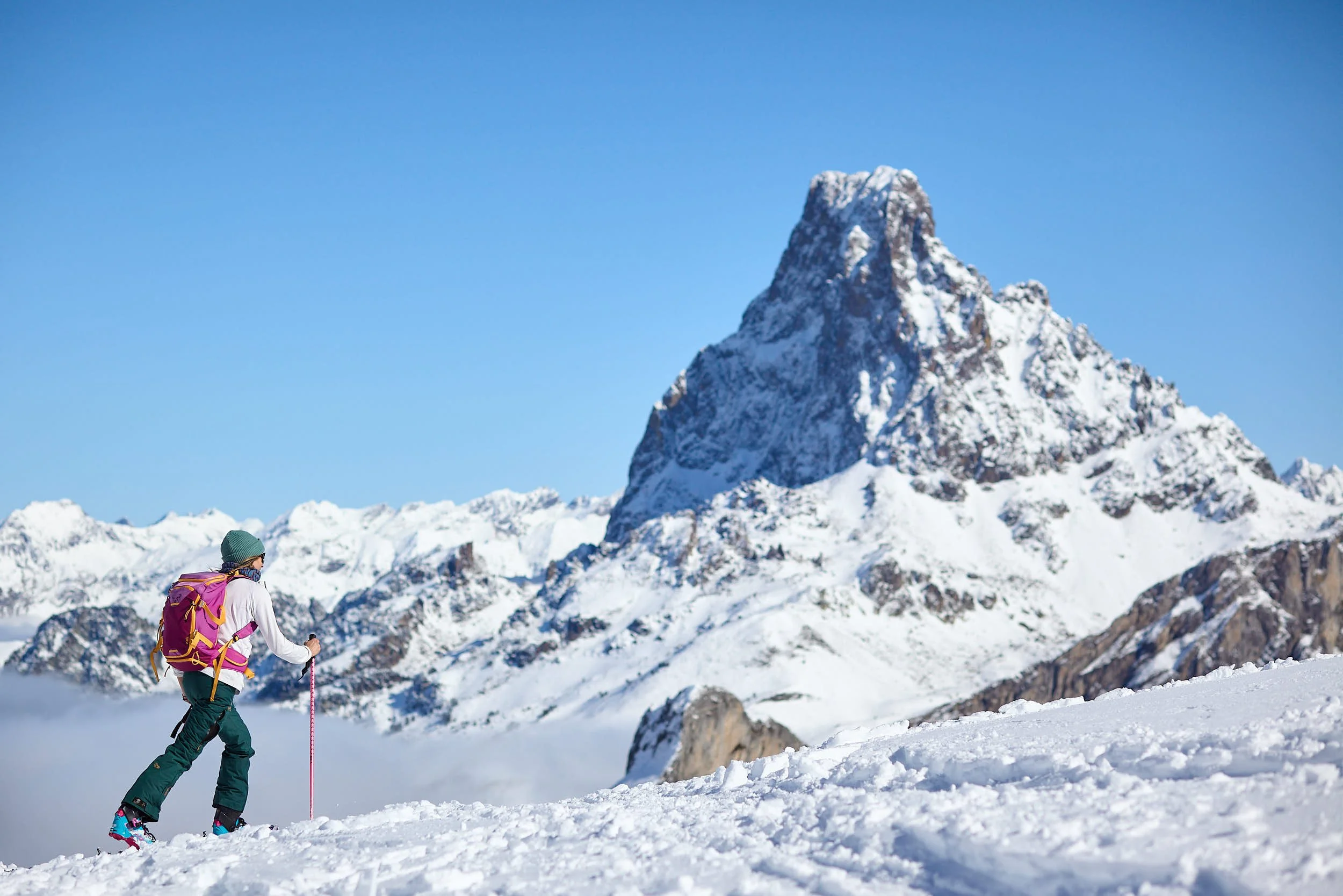 18/2/24 Raquel Martínez con Pic du Midi d'Ossau al fondo. Frontera entre Francia y el Norte de España. Foto de James Sturcke | sturcke.org