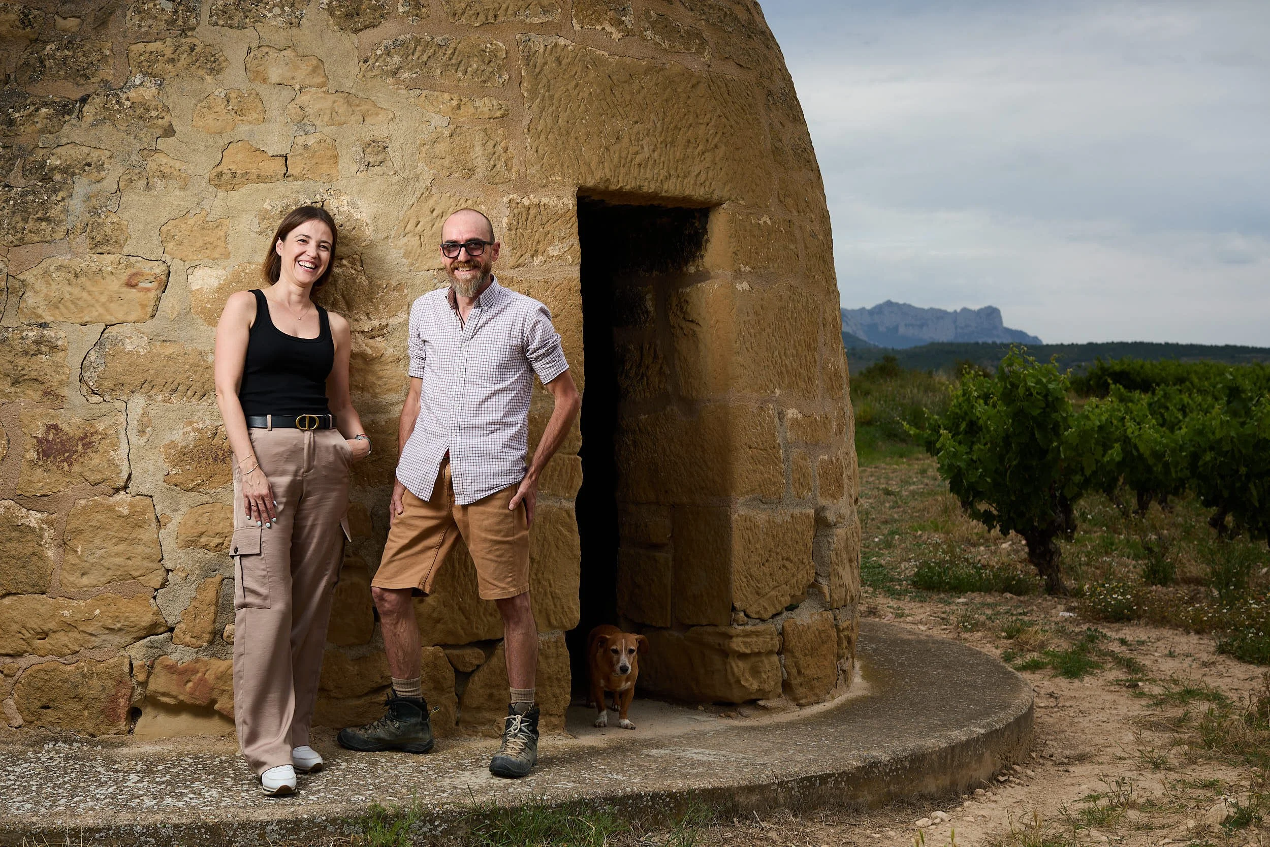 Ana Benés y Carlos Mendoza, Bodegas GR99, San Vicente de la Sonsierra (La Rioja), Norte de España. Foto de James Sturcke.