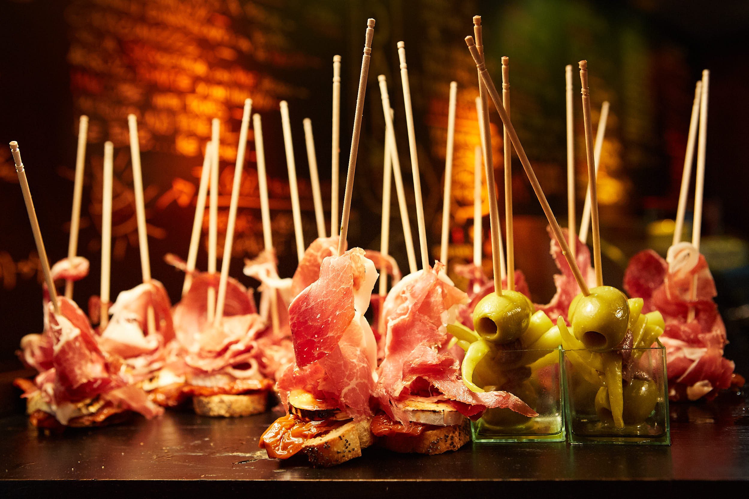 30/8/12 Ham and olive tapas on display, A Fuego Negro bar, c/ 31 de Agosto, San Sebastián (Donostia), Gipuzkoa, Spain. Photo by James Sturcke | sturcke.org
