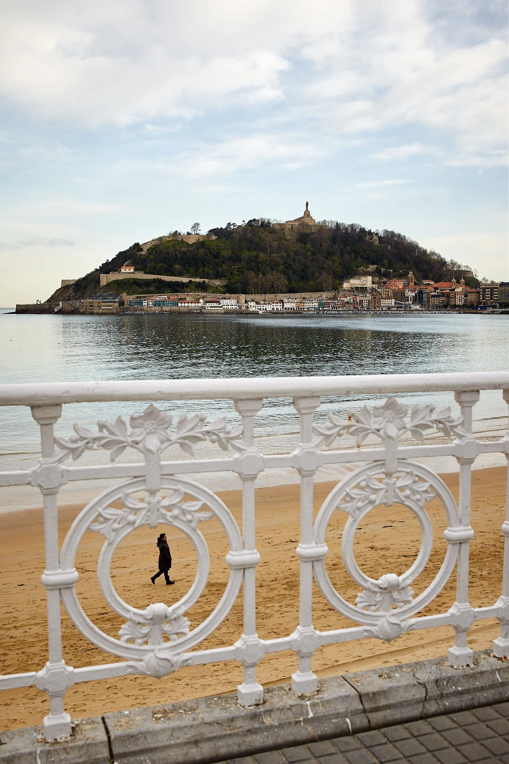 March 2011. Woman walking on La Concha beach, San Sebastián (Donostia), Gipuzkoa, Spain. Photo by James Sturcke | sturcke.org