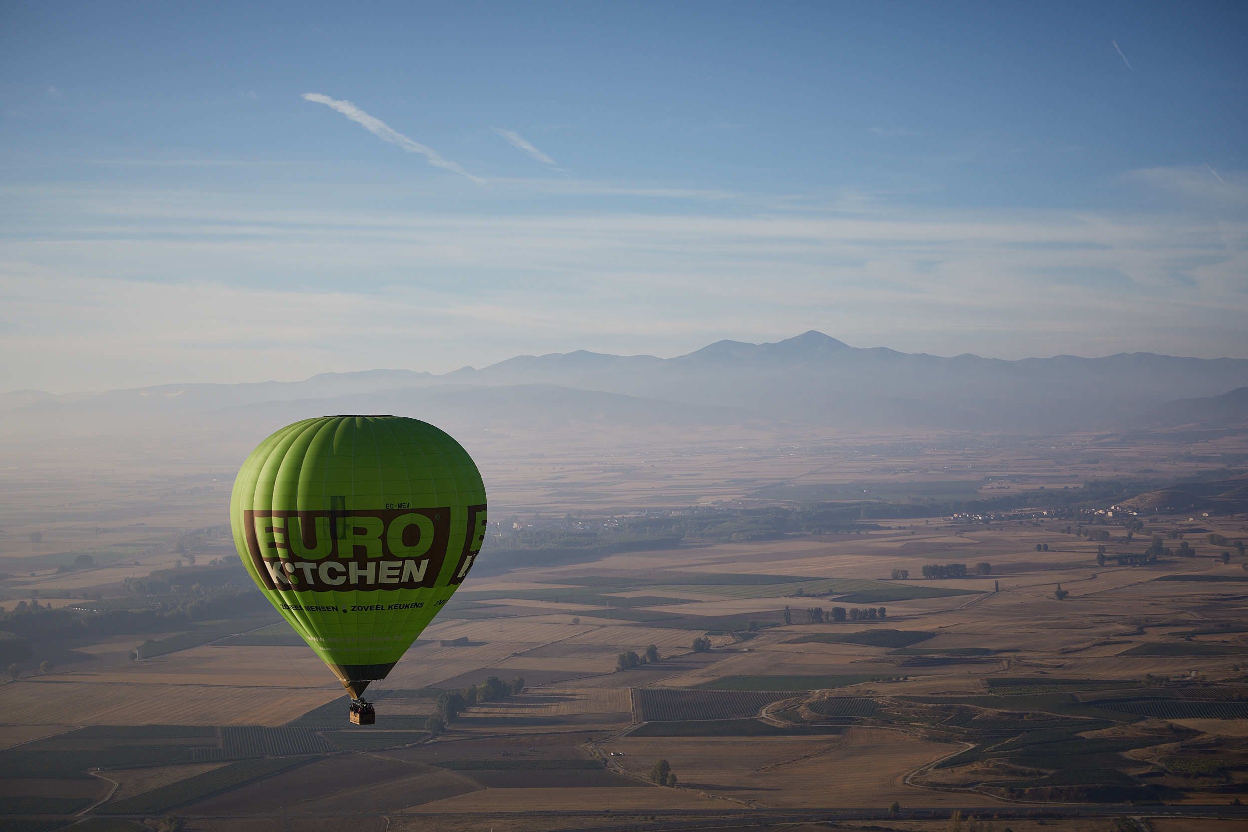8/10/16 Balloon ride near Casalarreina (La Rioja) with peak of Mount San Lorenzo in background. Photo by James Sturcke sturcke.org
