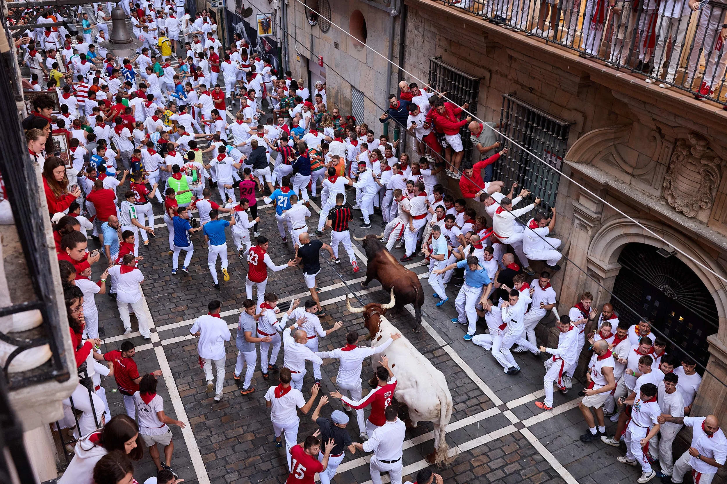 2507Running-of-the-bulls-san-fermin-pamplona-spain-James-Sturcke-0037.jpg