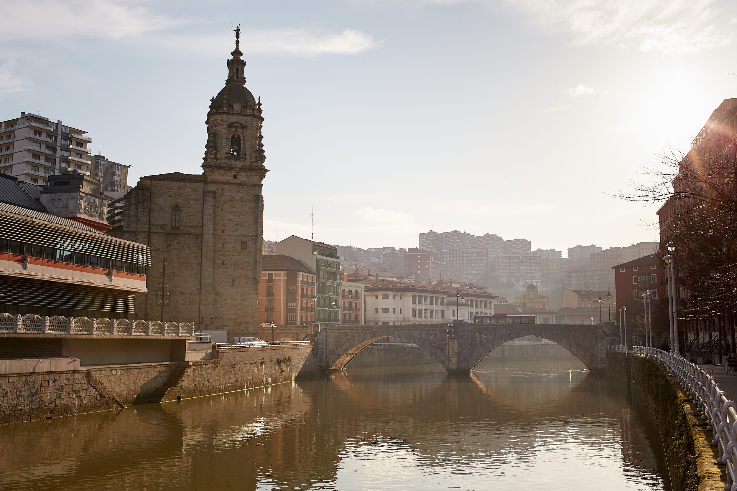 12/2/15 San Antón church beside Río Nervión, Bilbao (Vizcaya), País Vasco. Photo by James Sturcke | sturcke.org