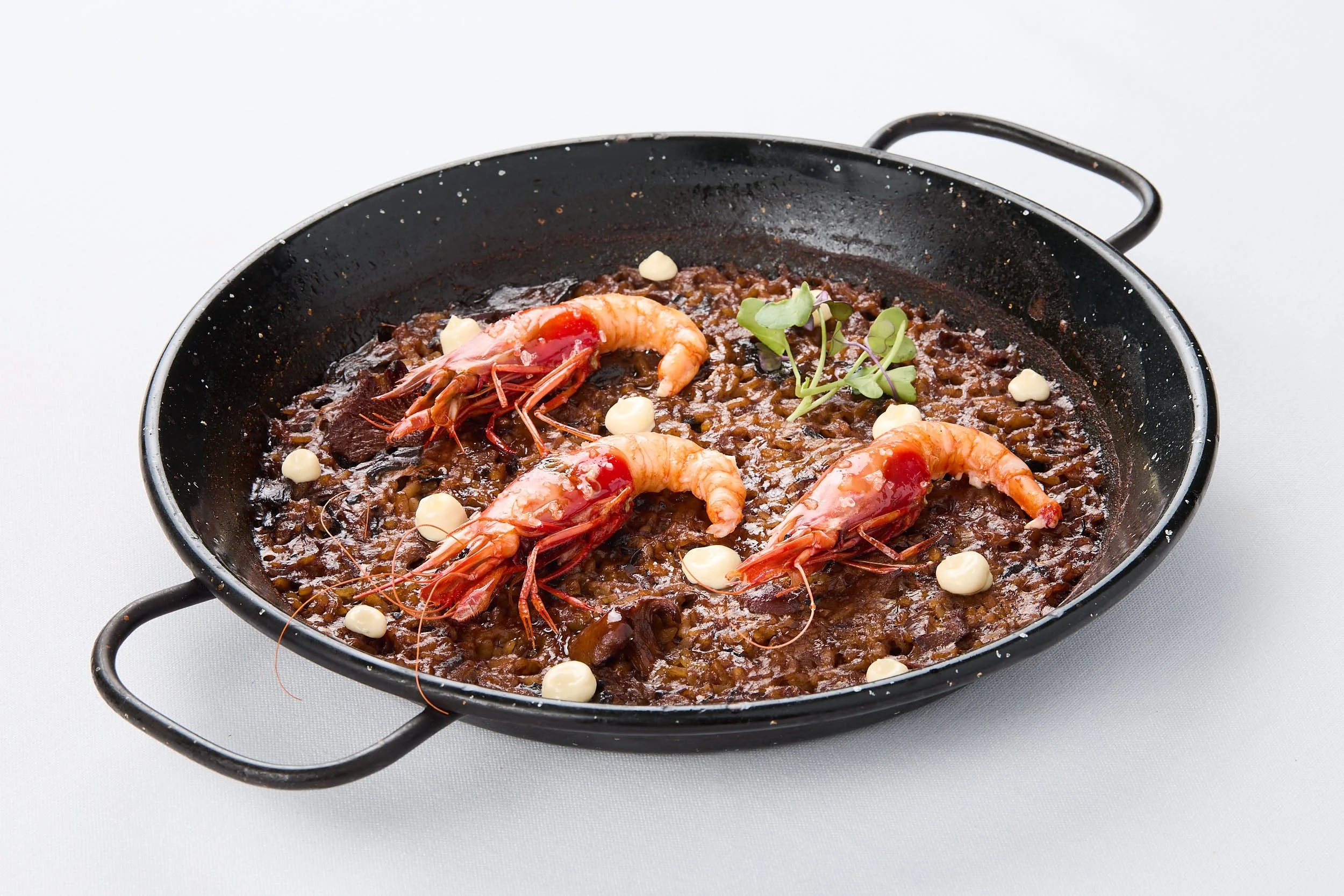 Plato de gambas con arroz preparado por Pedro Masip, Restaurante Casa Masip, Ezcaray (La Rioja), Norte de España. Foto de James Sturcke
