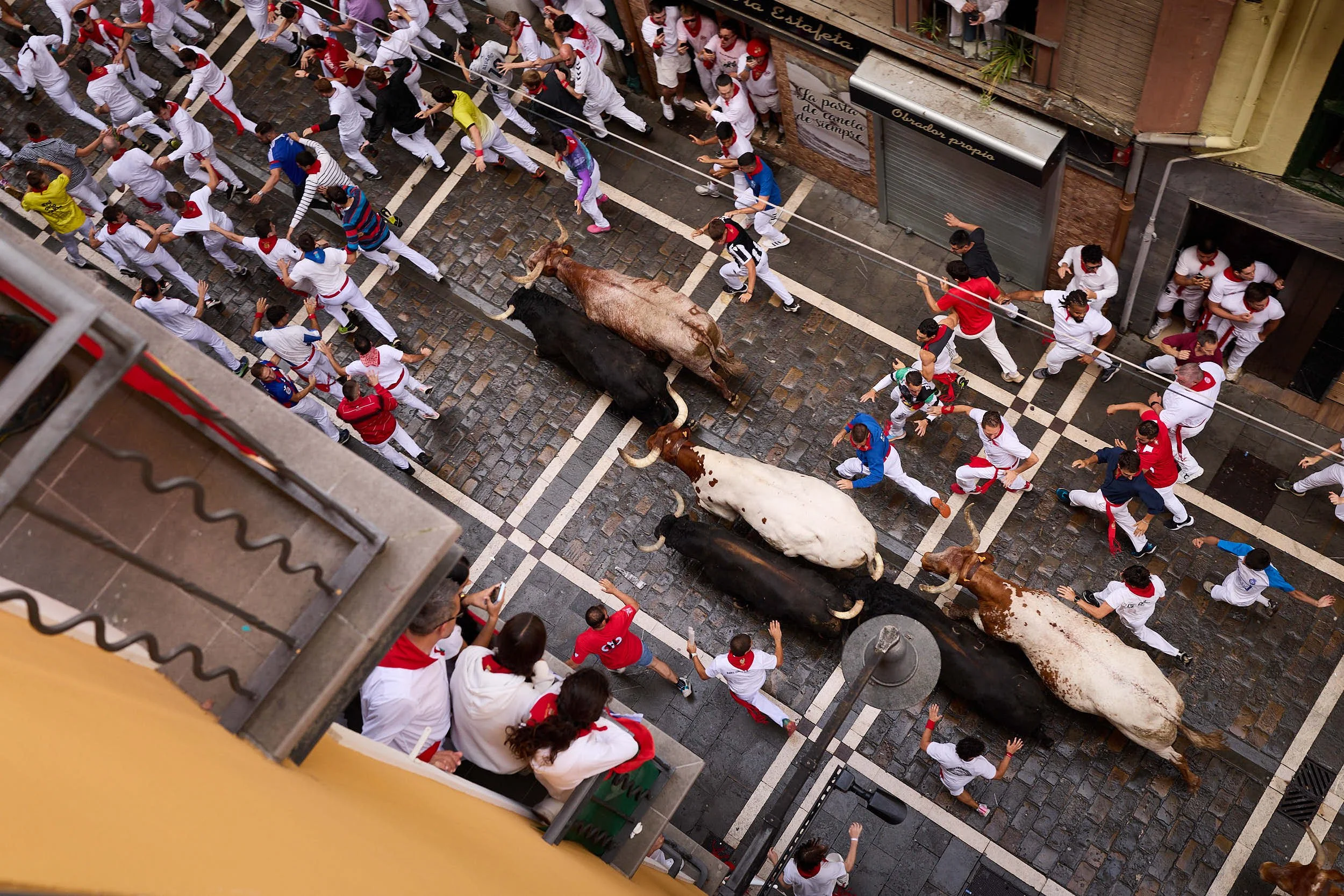 2507Running-of-the-bulls-san-fermin-pamplona-spain-James-Sturcke-0033.jpg