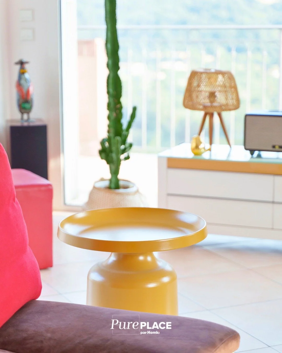 Une pi&egrave;ce de vie lumineuse o&ugrave; le confort rencontre la modernit&eacute;. 

Le jaune moutarde de la table d'appoint apporte chaleur et &eacute;clat, tandis que les mati&egrave;res naturelles, comme le rotin de la lampe et le cactus en arr