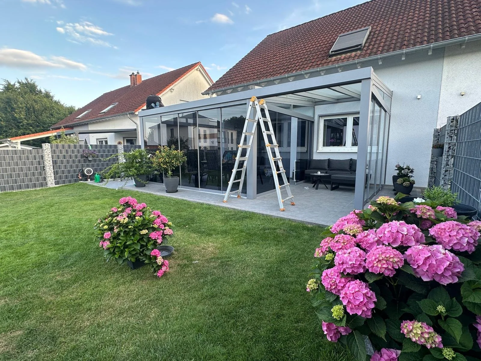 Überdachte Terrasse mit Glasschiebetüren im Saarland
