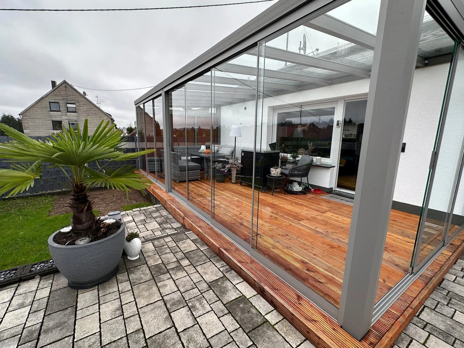 Terrassenüberdachung aus Glas in Saarlouis bei leichtem Regen