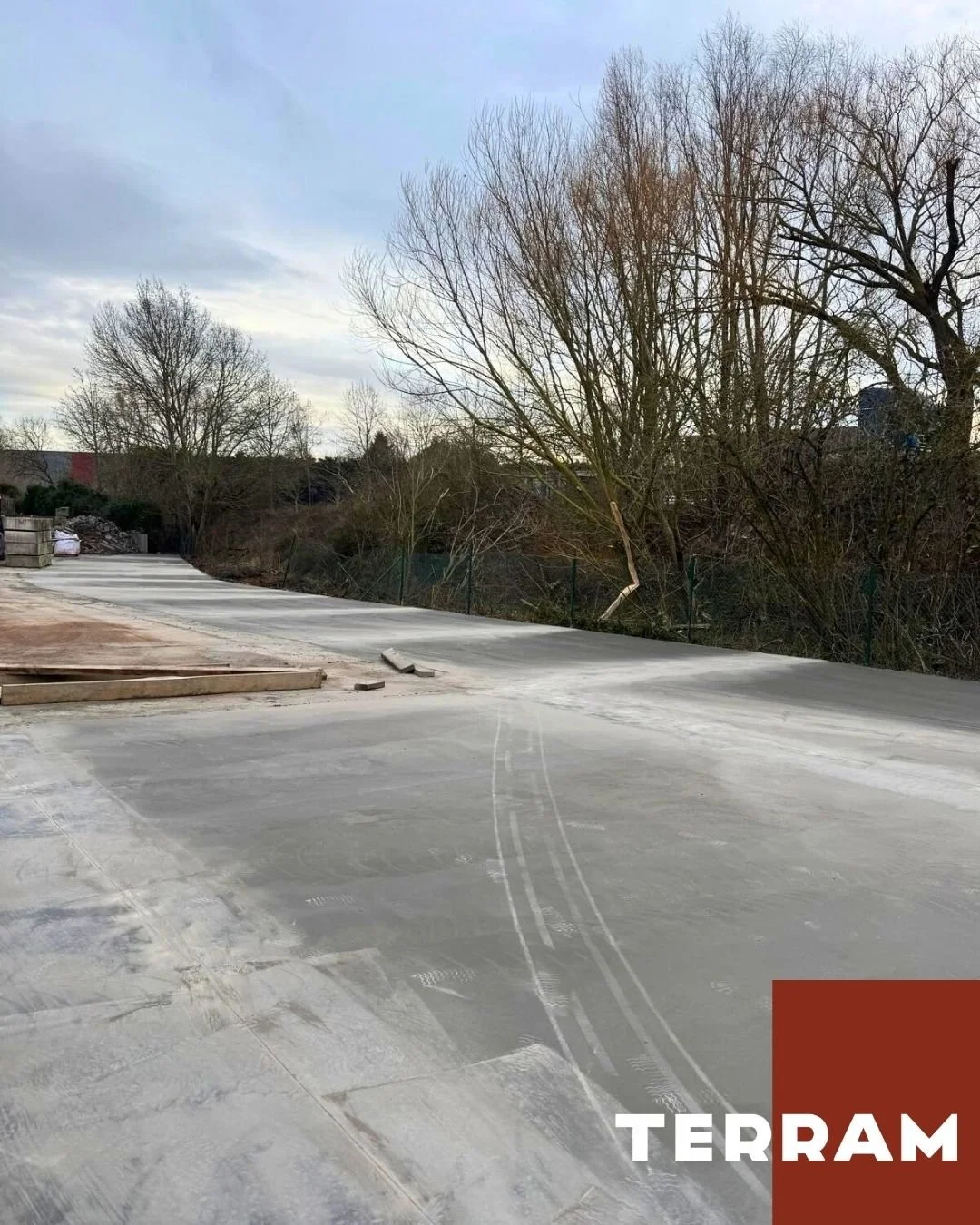 𝗛𝗮𝗹𝗹𝘂𝗶𝗻 🏗️

Wist je dat een betonvloer na het storten nog verder wordt afgewerkt?

In Halluin werd deze nieuwe betonvloer gepolierd. Daarbij wordt het oppervlak in verschillende fases machinaal gladgemaakt, telkens op het juiste moment in het