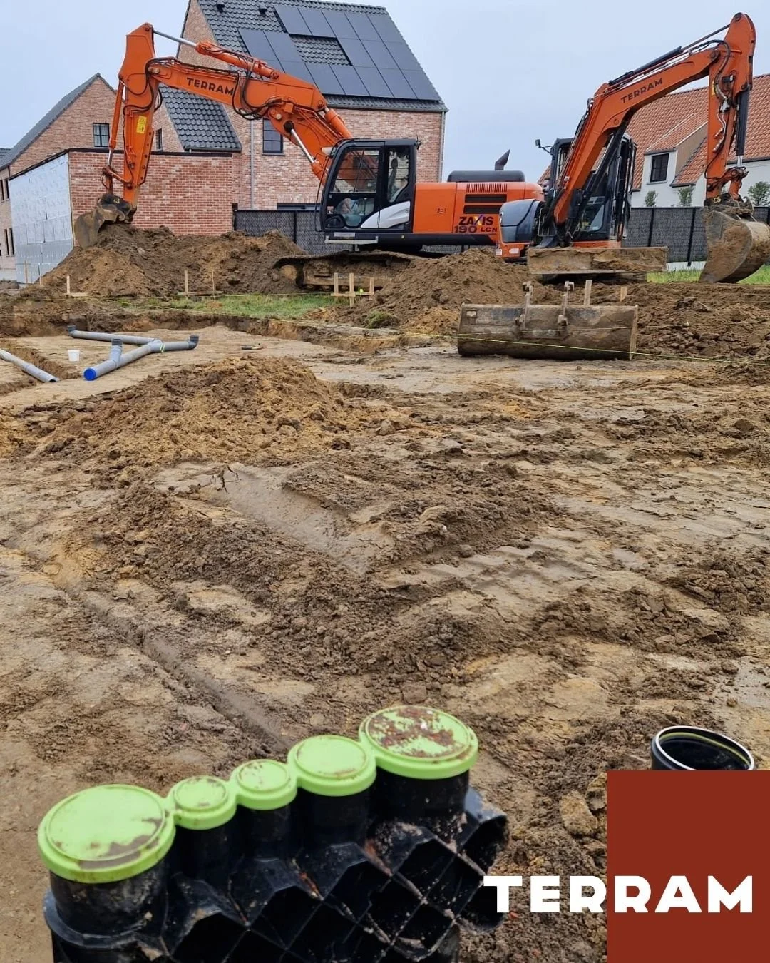 𝗞𝗼𝗿𝘁𝗿𝗶𝗷𝗸 🏗️

In Kortrijk voerden we de funderings- en rioleringswerken uit voor een nieuwbouwproject. De fundering werd uitgezet en voorbereid, waarna de riolering geplaatst. Zo ligt de basis van de woning technisch en structureel vast voor 