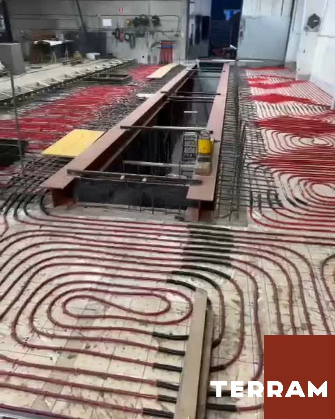 𝗟𝗮𝘂𝘄𝗲 🏗️

In Lauwe werd een nieuwe betonvloer opgebouwd in verschillende stappen. Eerst plaatsten we de wapeningsnetten, die zorgen voor extra sterkte en een correcte verdeling van de belasting. Daarna werd de beton gestort en egaal verdeeld ov