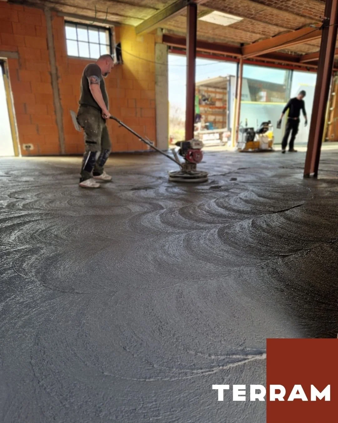 🔄 Polierbeton voor een kantoorgebouw

Met de helikopter werken we de vloer laag per laag glad en egaal. Het resultaat? Een strakke, duurzame binnenvloer die decennia meegaat. 💪

Van vloerplaat tot afwerking. Wij doen het volledig in eigen beheer.

