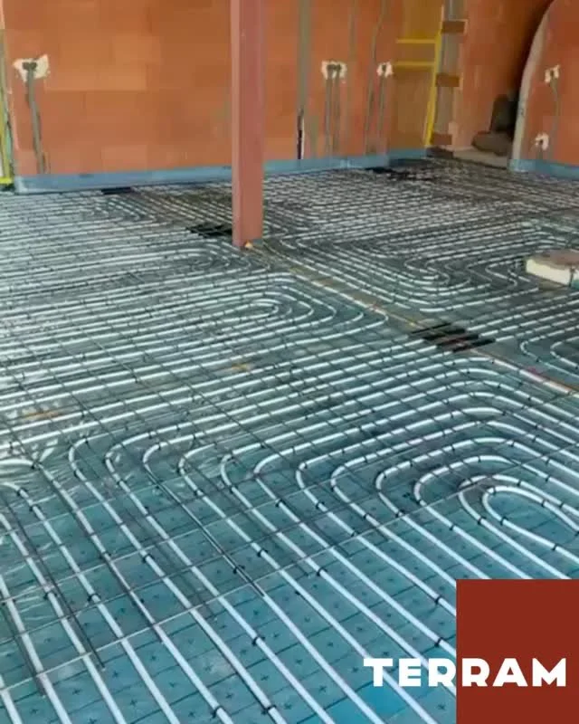 Voorbereiding gepolierd beton binnen voor kantoorgebouw! ⚙️🏗️

Ondergrond egaliseren, bewapening plaatsen, randisolatie aanbrengen... alles klaar voor een duurzame vloer.

Binnenkort volgt de stort en polijstafwerking: onderhoudsarm, slijtvast en me