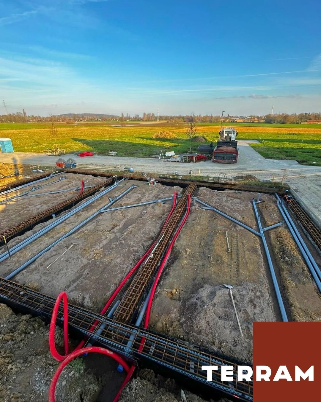 💡 Weet u wat er allemaal in de grond zit v&oacute;&oacute;r de betonvloer gestort wordt?

✅ Wapeningsnet voor stevigheid
✅ Rode mantelbuizen voor elektriciteit
✅ Grijze leidingen voor sanitair &amp; riolering

Dit project in Zwevegem spreekt voor zi