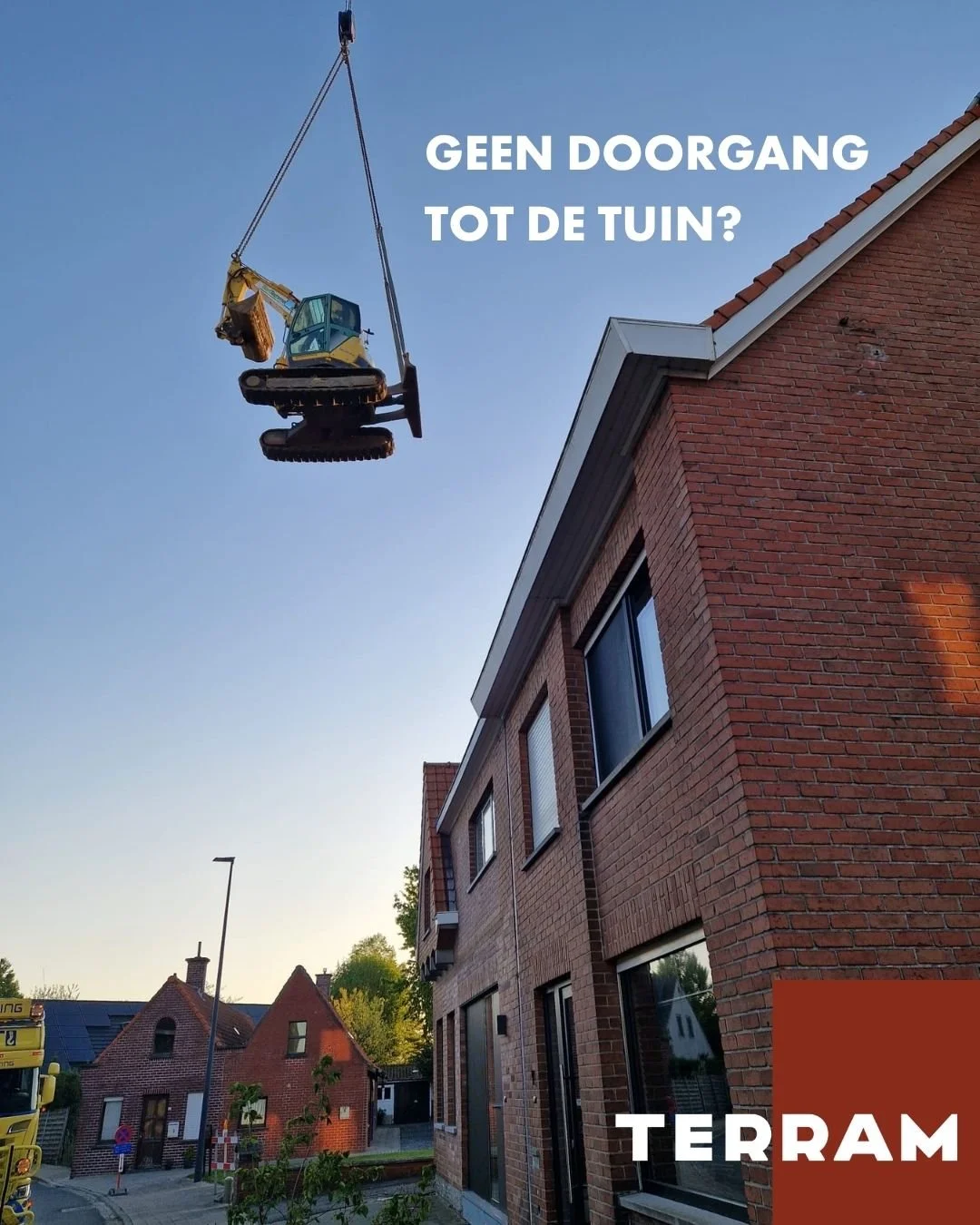 Wanneer de tuin niet bereikbaar is, zoeken we een andere weg. 🏗️

Voor deze klant in gesloten bebouwing was er geen doorgang mogelijk voor onze machines. Oplossing? Een telescoopkraan die onze graafkraan over de woning tilde, de put groef in de tuin