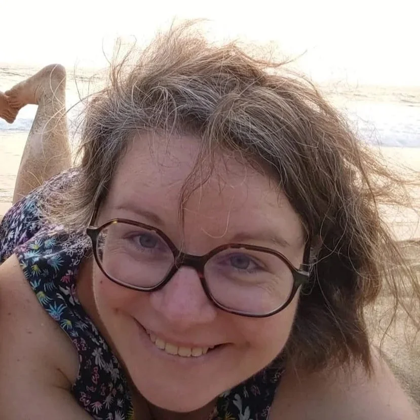 Moi femme authentique joyeuse enfant