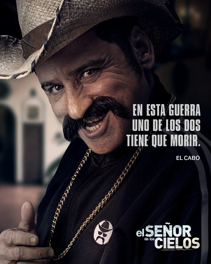 A man dressed as a bandido with a mustache wearing a sombrero, gold chain, and black jacket with a logo, giving a thumbs-up. The image has a Spanish quote overlaid, which translates to: "In this war, one of the two has to die." The text also includes a reference to "El Señor de los Cielos."