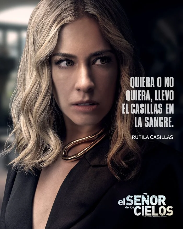 A woman with blonde, wavy hair looking to the side. She is wearing a black blazer and a gold necklace. Text in Spanish says, "Quiera o no quiera, llevo el casillas en la sangre." The title "el SEÑOR de los CIELOS" is at the bottom right.