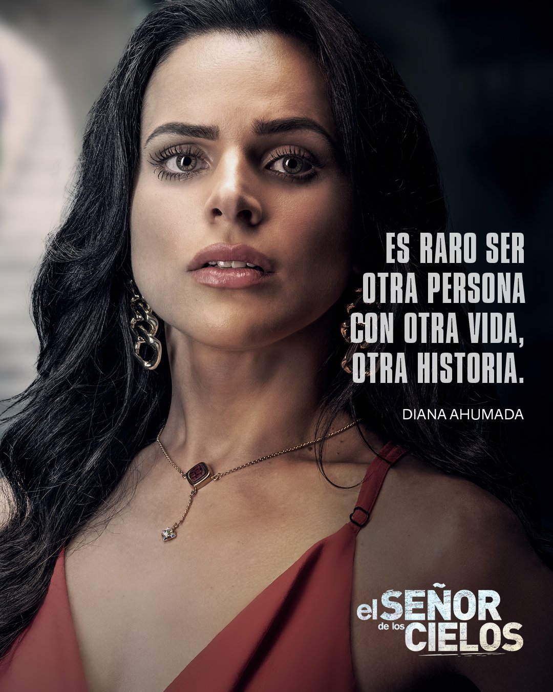 A woman with long dark hair and large earrings, wearing a red dress and necklace, looking directly at the camera. Overlaid text in Spanish includes a quote and the title 'el SEÑOR de los CIELOS'.