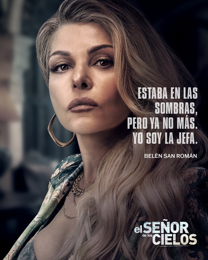 A woman with long, wavy blonde hair, wearing makeup, large hoop earrings, and a floral jacket, looking serious. Spanish text overlayed reads: "Estaba en las sombras, pero ya no más. Yo soy la jefa." The title "el SEÑOR de los CIELOS" is at the bottom right.