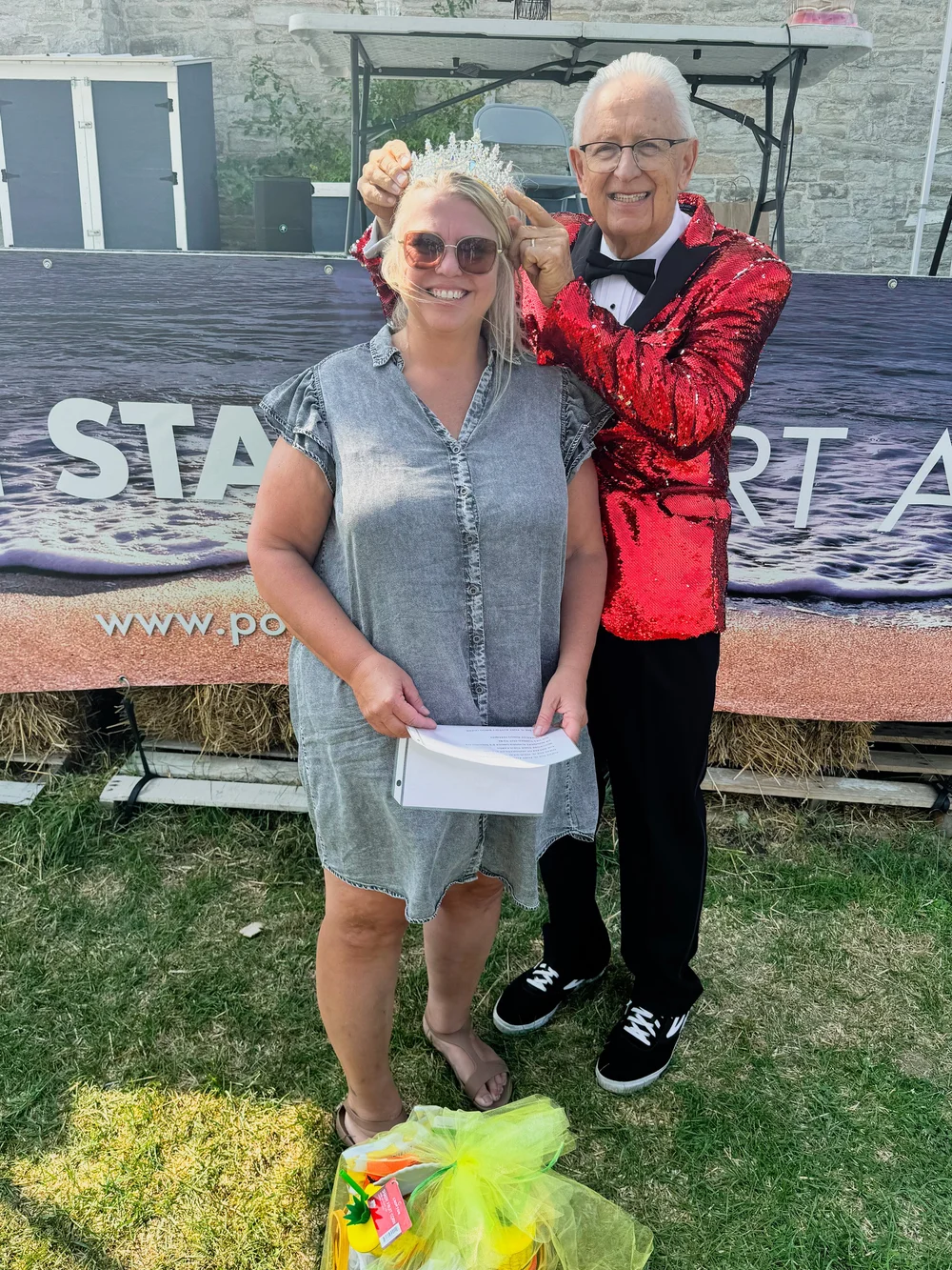 Dennis Hafeli crowns our 2024 Bingo Queen, Jeni Franzel.