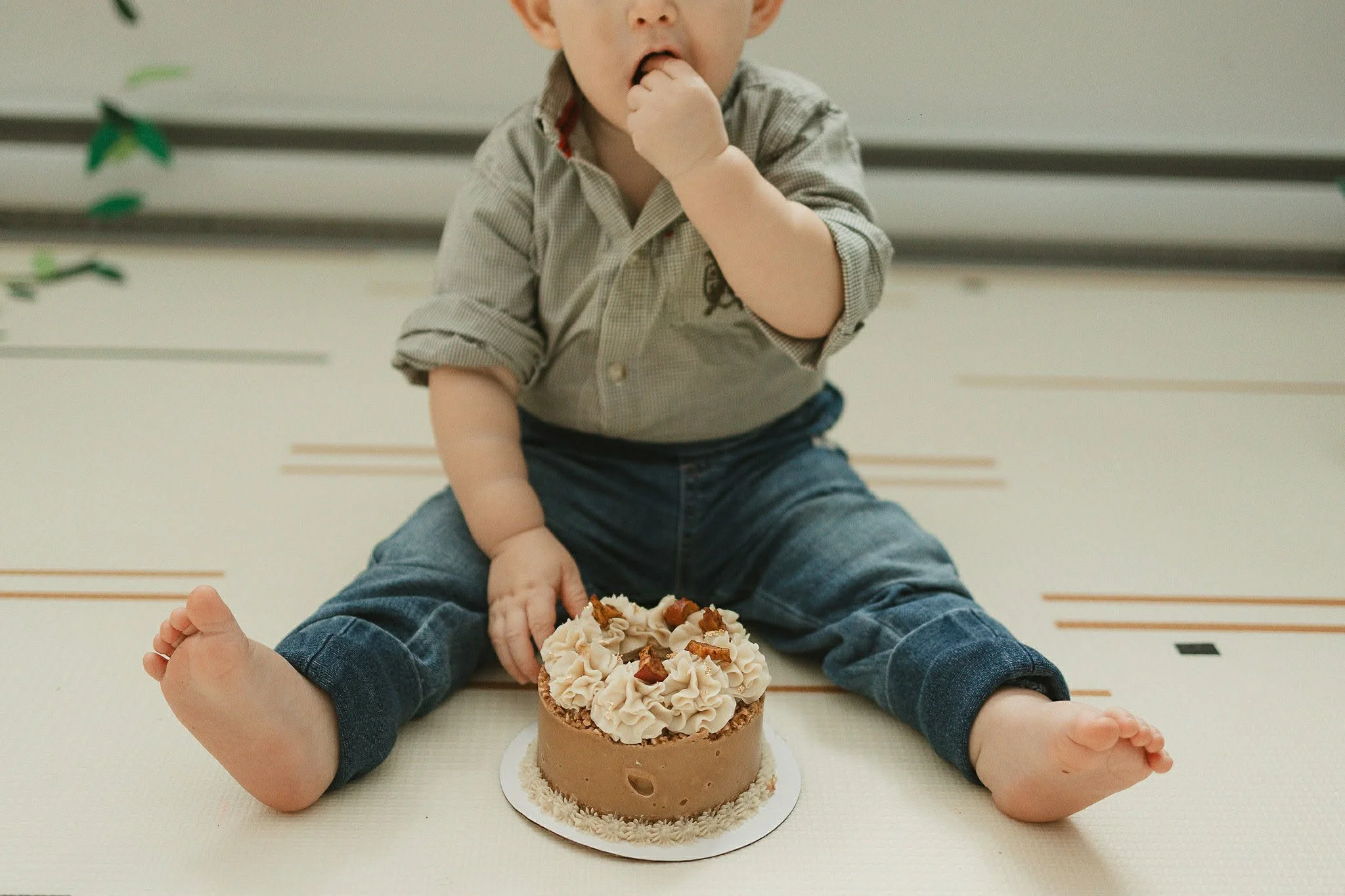 Bébé en train de savourer son gâteau - Les Crudélices