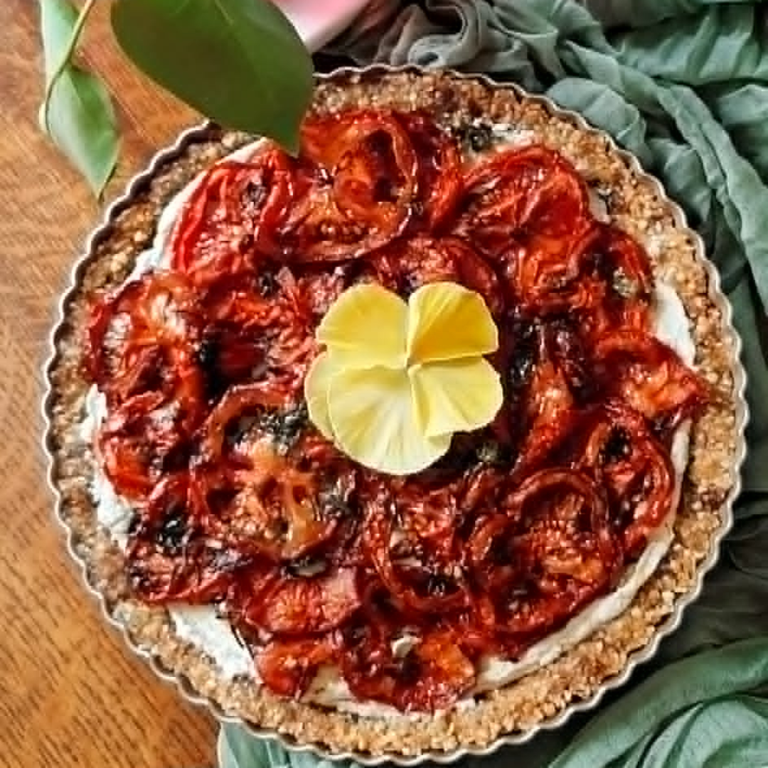 Tarte crémeuse crue aux tomates confites