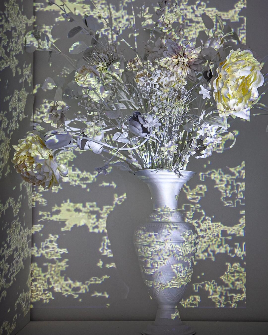 CAMOUFLAGE
Patrice Lesot
15.12 &gt; 06.02.2023

CAMOUFLAGE, installation con&ccedil;ue comme un cabinet de curiosit&eacute;s augment&eacute;, explore la fugacit&eacute; de la vie et la m&eacute;tamorphose in&eacute;luctable des choses. Les objets, di
