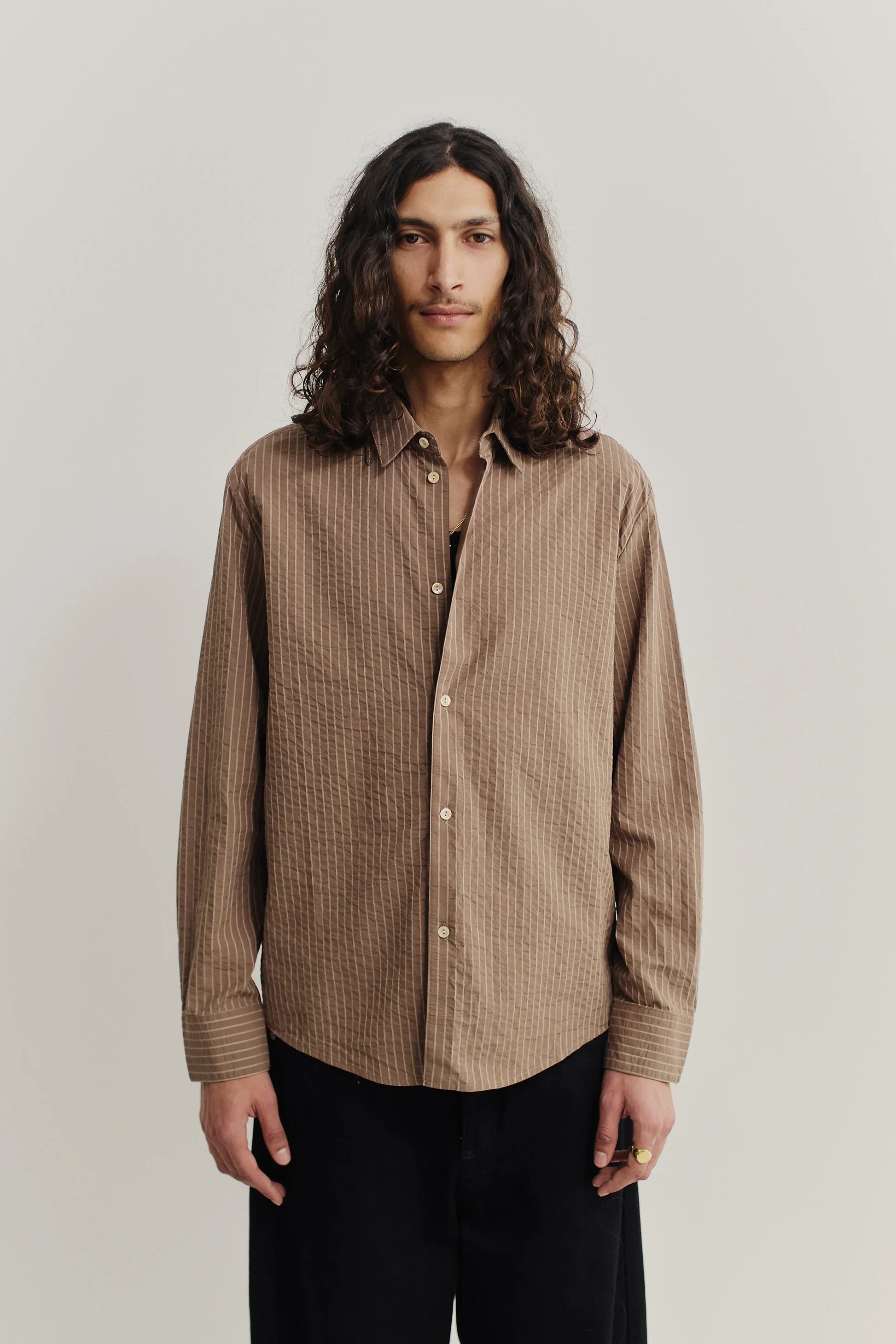 AKINDOFGUISE_SS26_FULVIO_SHIRT_COCOA_SEERSUCKER_STRIPE_2401.jpg.webp