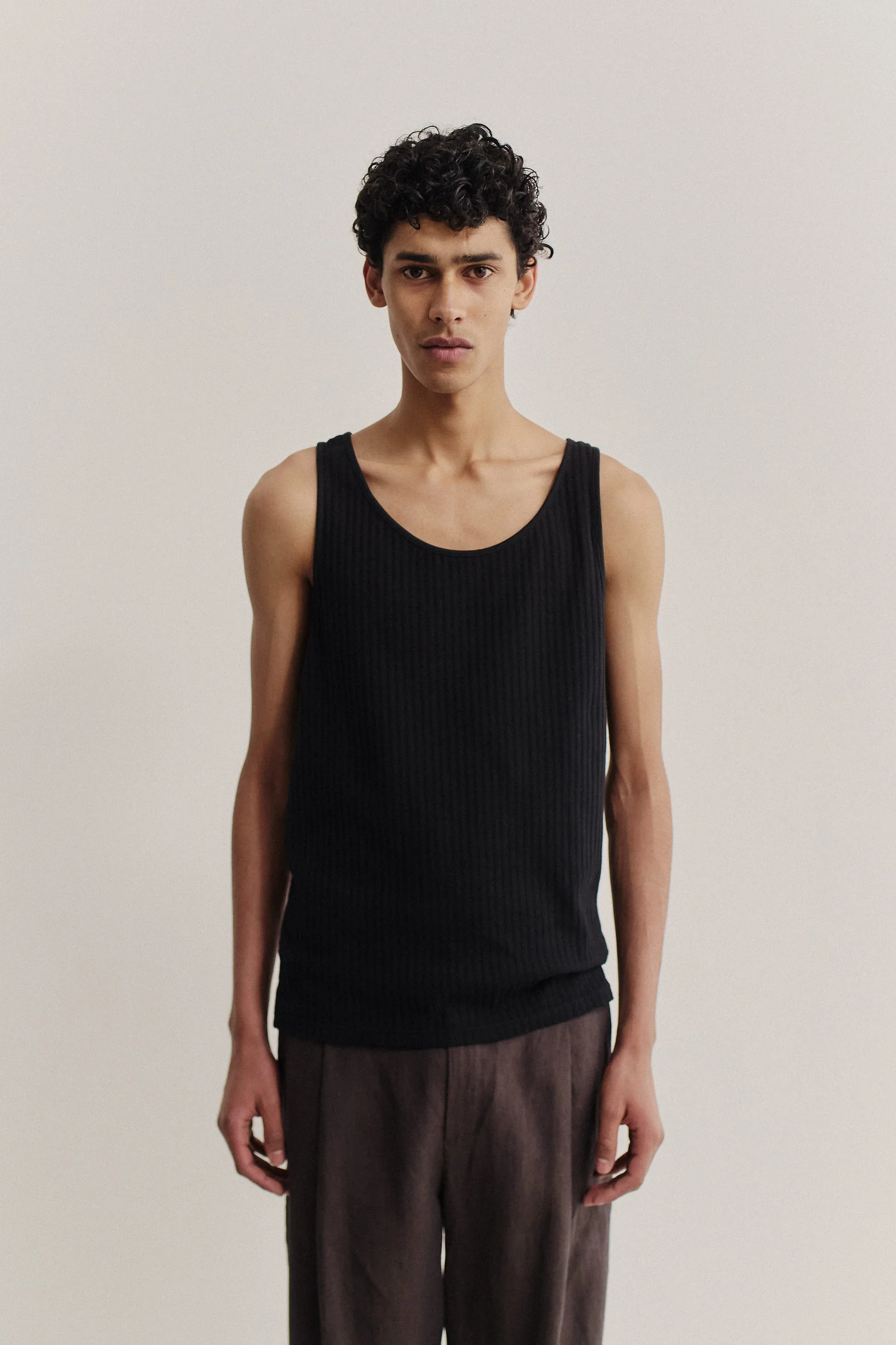 AKINDOFGUISE_SS26_TOMASO_TANKTOP_BLACK_AJOUR_0478.jpg.webp