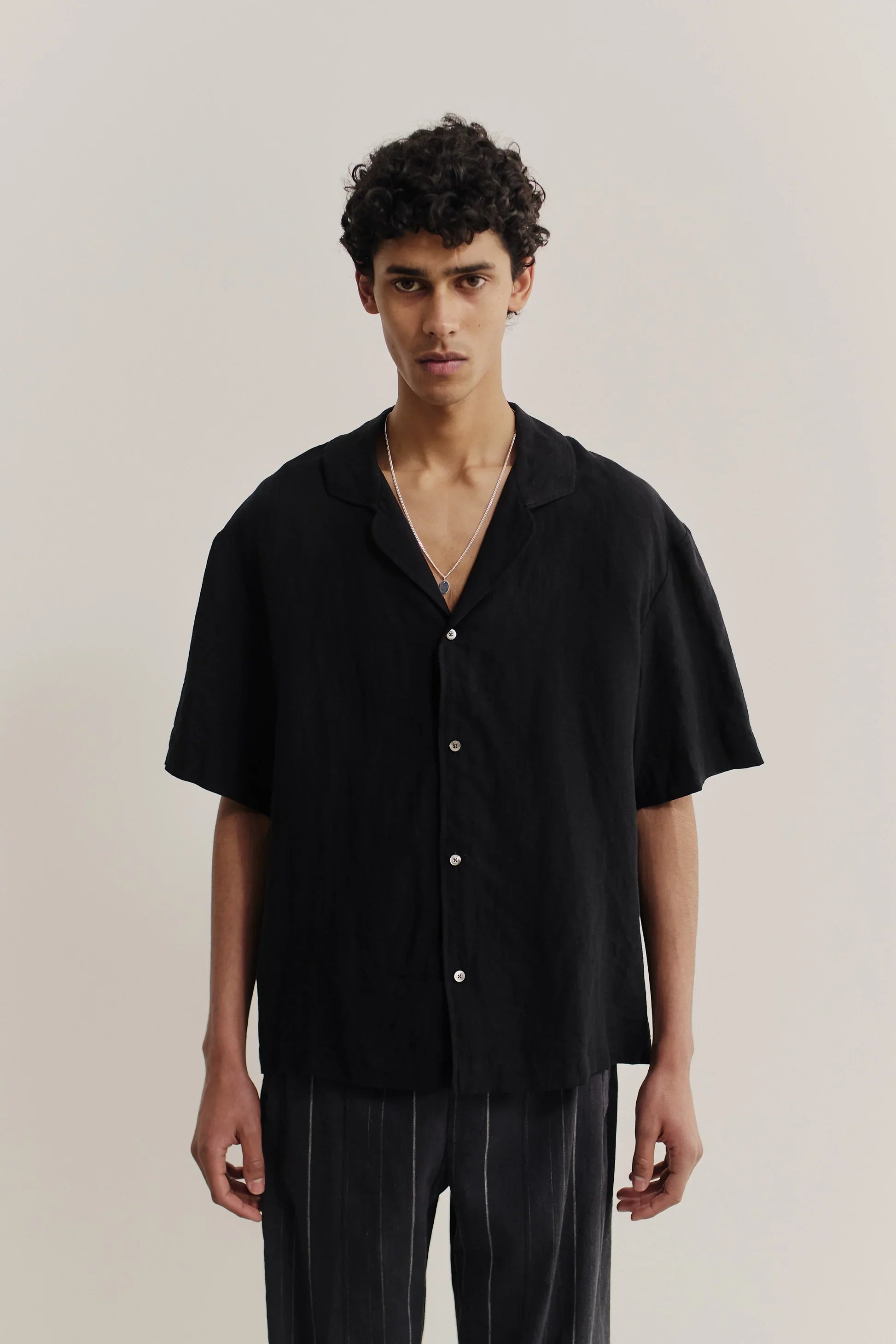 AKINDOFGUISE_SS26_SAMATA_SHIRT_OBSIDIAN_LINEN_0963.jpg.webp
