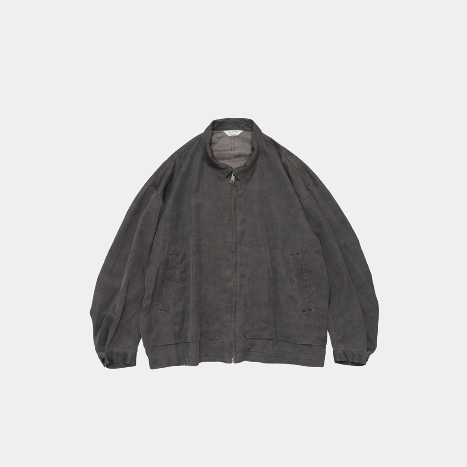 STILL BY HAND – PIGMENT PRINT ZIP UP BLOUSON (DUSTY GREY)