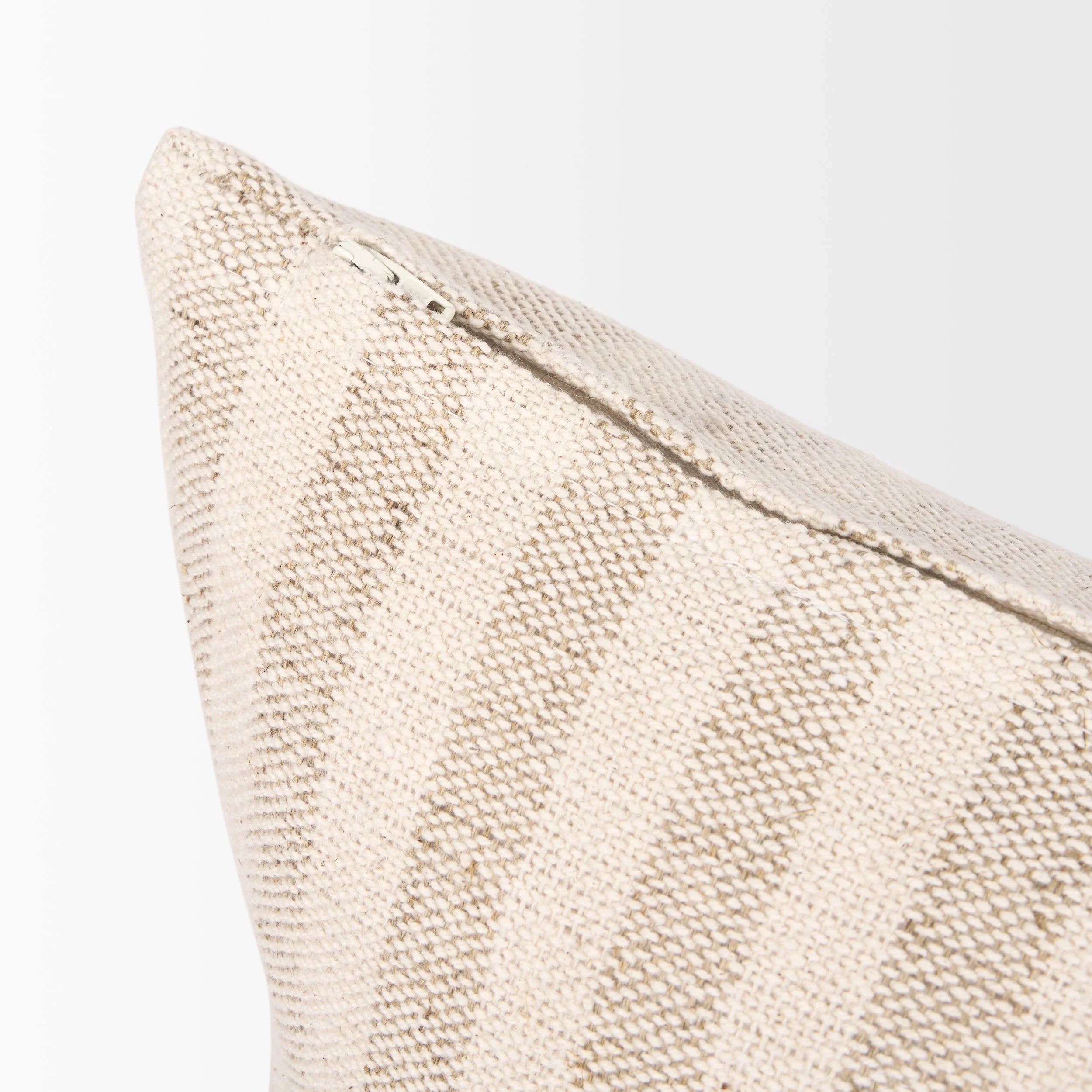 lumbar-pillow-hidden-zipper-detail.jpeg