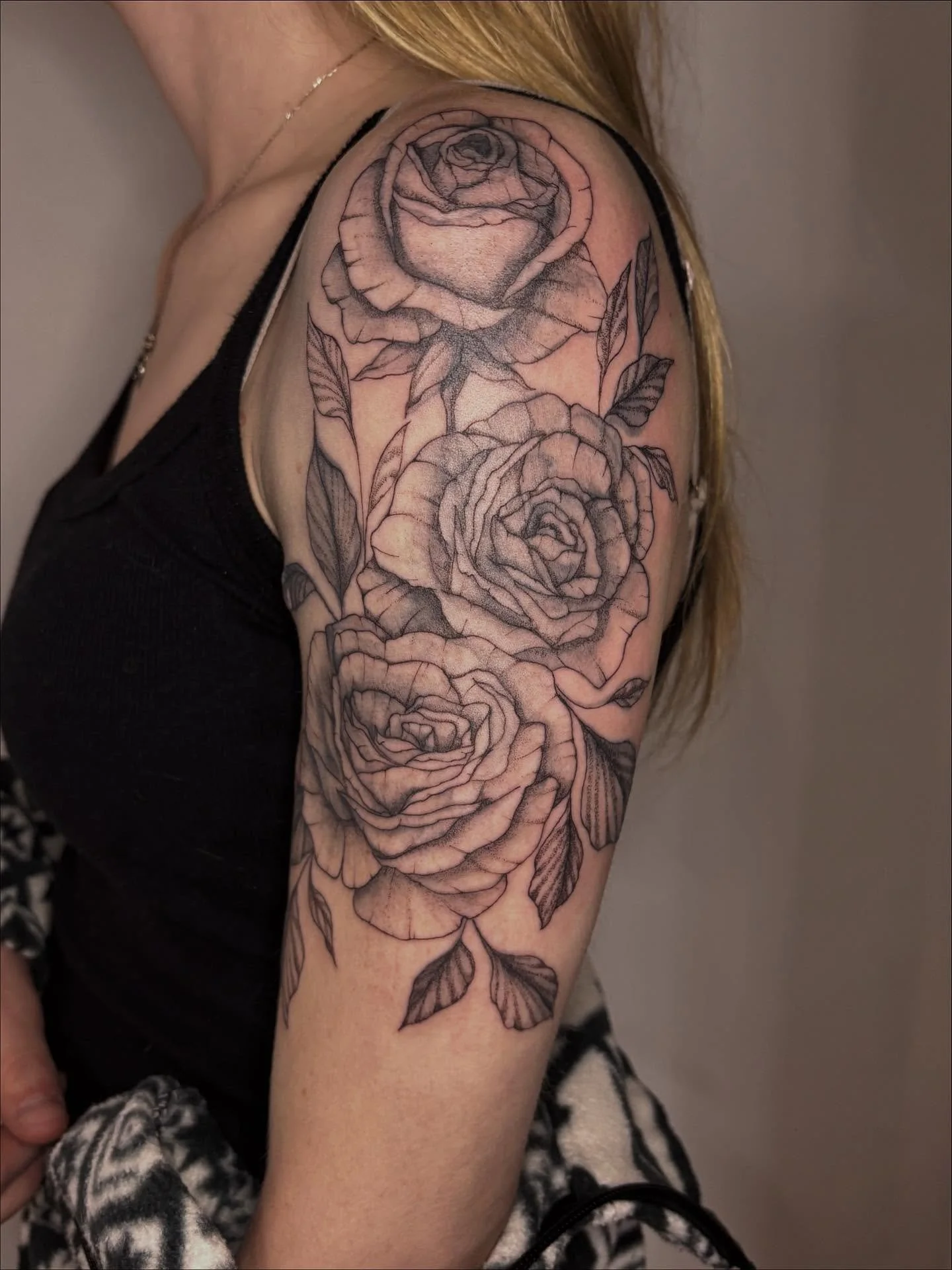 Rosalie voulait retravailler sa demi manche florale 🌸 nous avons retrac&eacute; les lignes, amplifi&eacute; les contrastes et ajout&eacute; des d&eacute;tails aux fleurs et aux feuilles 🩷 Merci Rosa pour la confiance pour ton projet, t&rsquo;a &eac