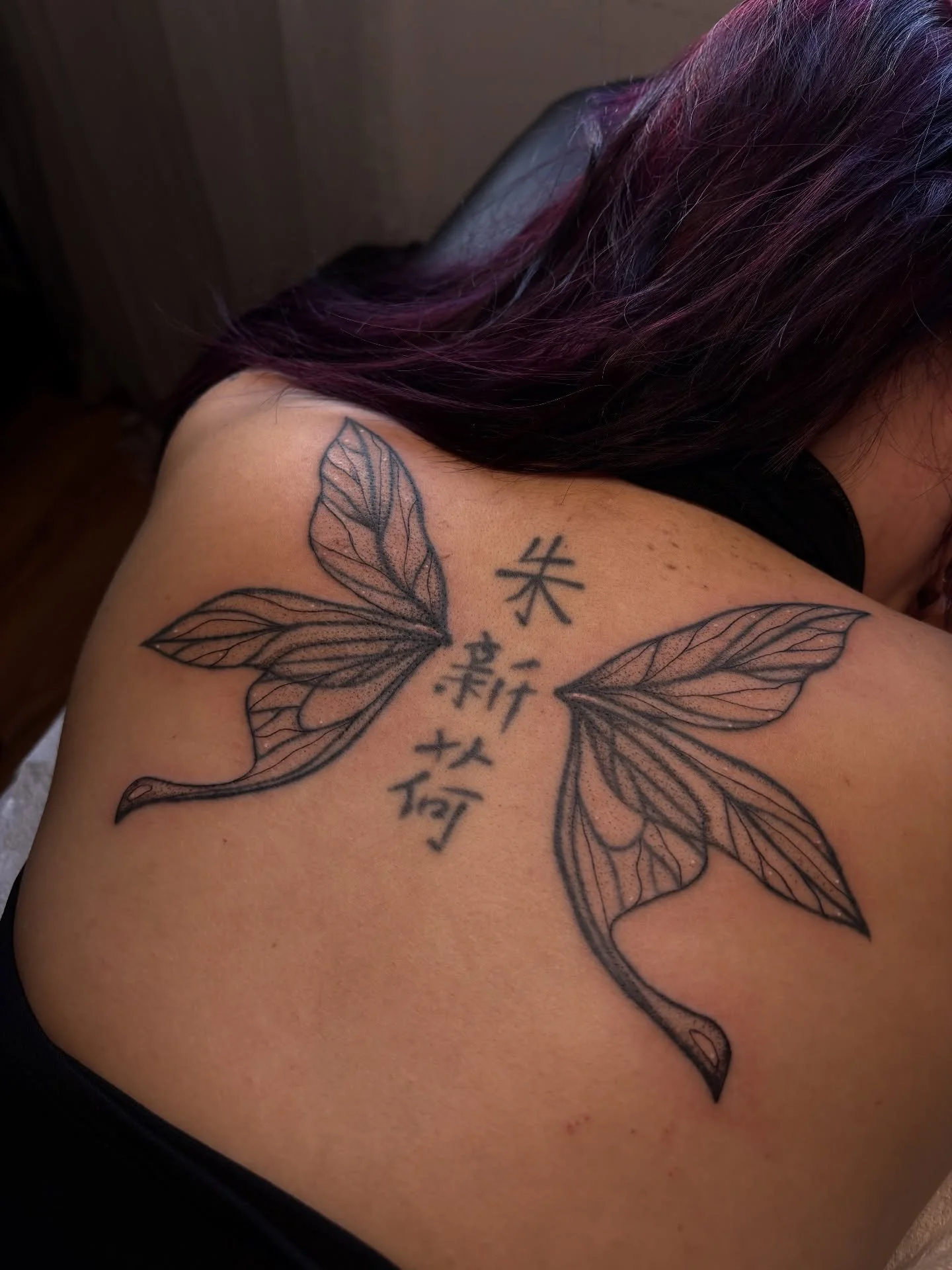 Ma belle Gaby m&rsquo;a demand&eacute; de retravailler des ailes qu&rsquo;elle avait d&eacute;j&agrave; dans le dos (derni&egrave;re photo) pour les rendre plus d&eacute;taill&eacute;es, f&eacute;eriques et d&eacute;licate 🧚🏽&zwj;♀️
Merci pour ta c