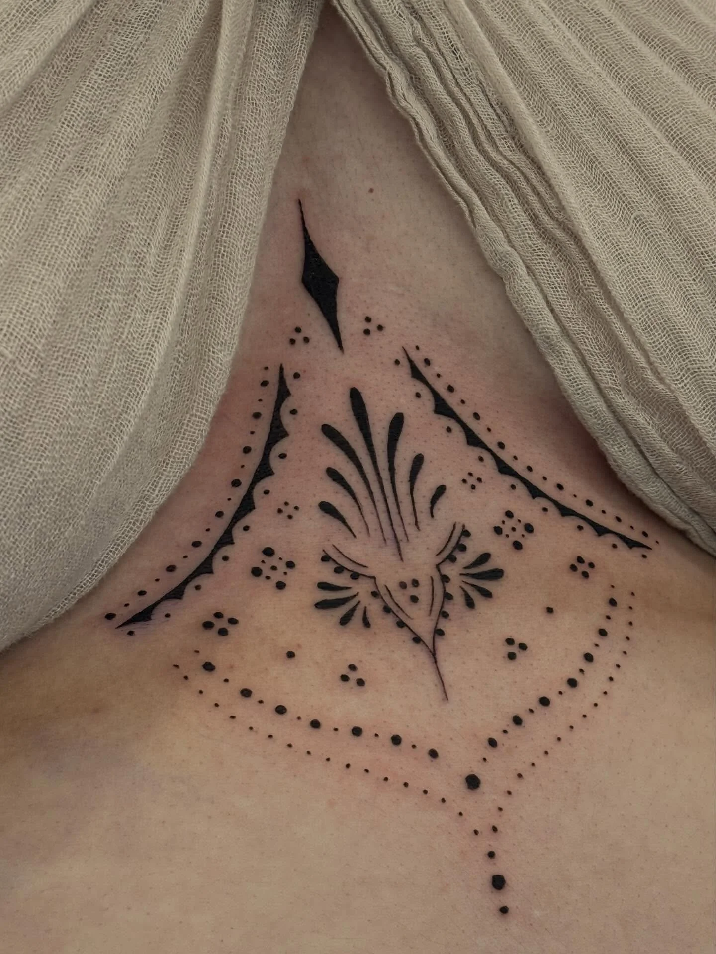 Merci Elodie d&rsquo;avoir choisi mon flash 😍✨
Il te va &agrave; merveille!! 💕

#tattoo #ornementaltattoo #quebec #sabotagetattooqc  #fineline