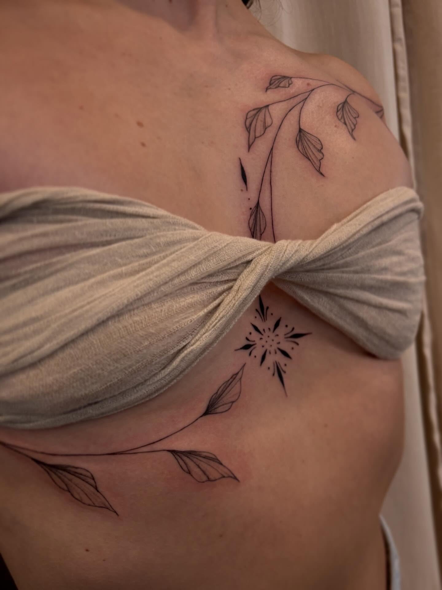 🌷 &Eacute; L &Eacute; G A N C E 🌷
Ce flash n&rsquo;est m&ecirc;me pas rest&eacute; disponible une semaine! Merci Chlo&eacute; pour ta confiance et ton enthousiasme!! ✨ il te va &agrave; merveille 🥹🌸

#tattoo #chesttattoo #underboobtattoo #ornemen