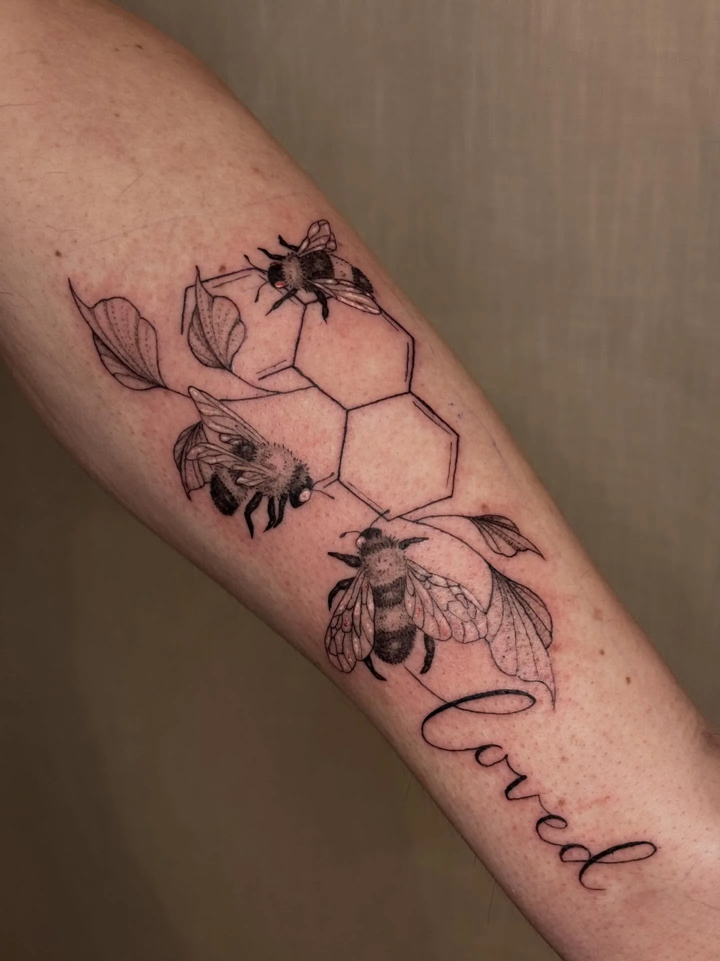 Record de ma cliente la plus &acirc;g&eacute;e !! 🤍 74 ans 🦋 merci les filles pour votre confiance 💞

#beetattoo #oldpeopletattoos #finelinetattoos
