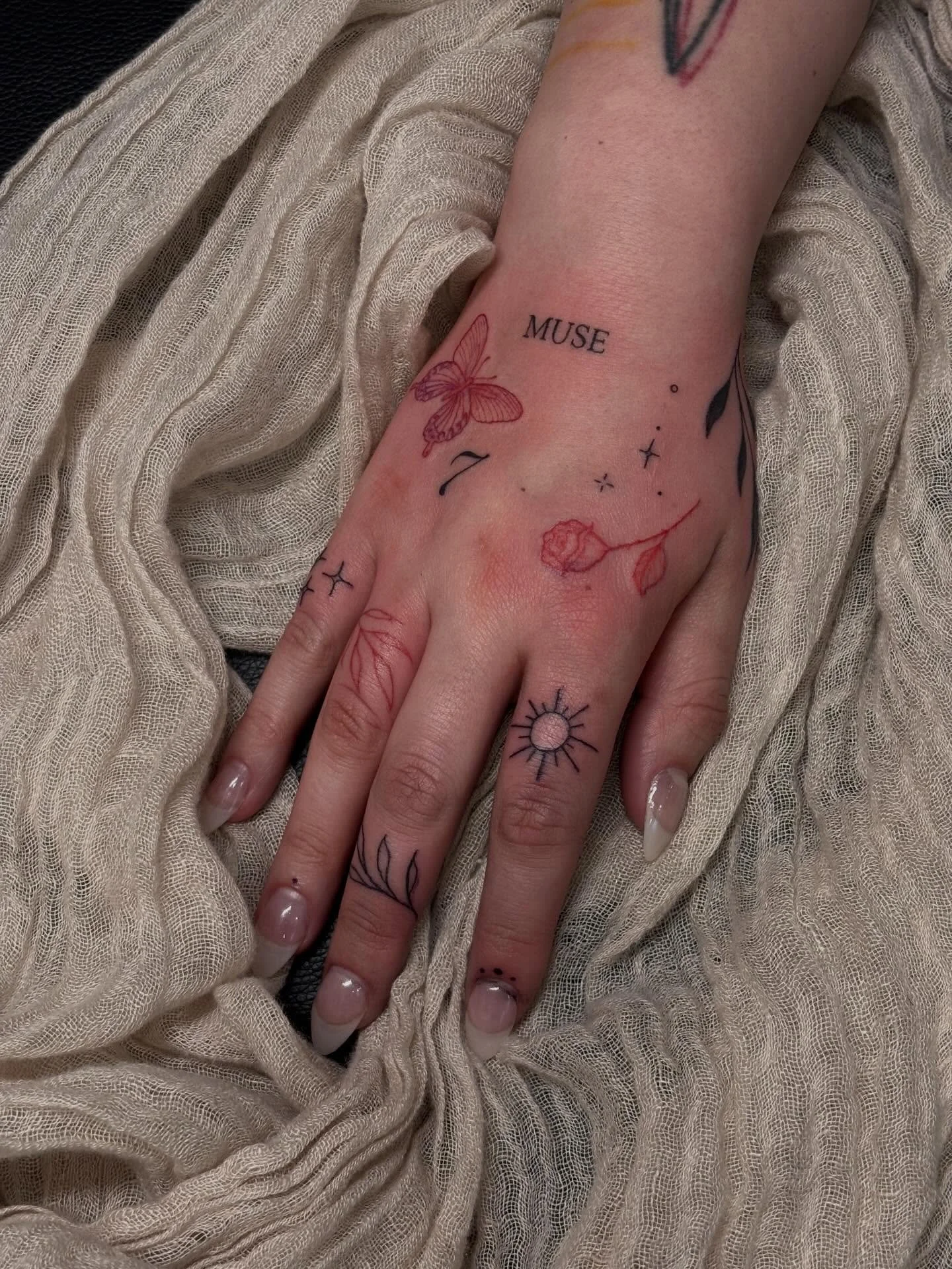 Twinning de MUSE 🤍 merci Del 💞💞

#handtattoo #handtattoos #finelinetattoo #fingertattoo