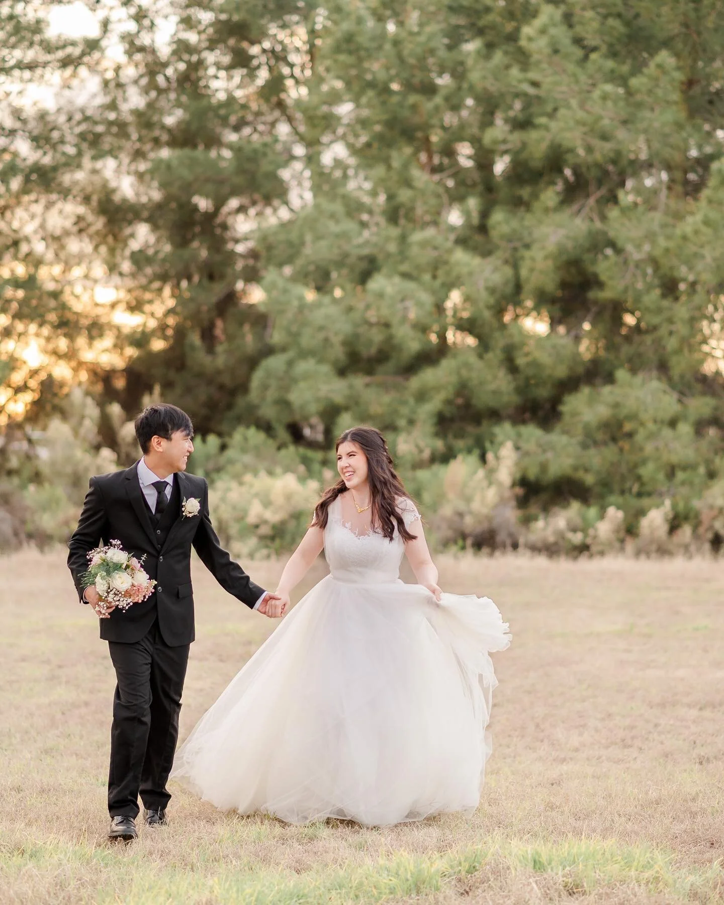 Let&rsquo;s talk TRAVEL ✨✈️🌎
Although I am based in Arizona, I can travel to other states as well with a small travel fee ^^ depending on the location of your wedding or portraits, I may be able to waive the travel fee if it&rsquo;s one of the place