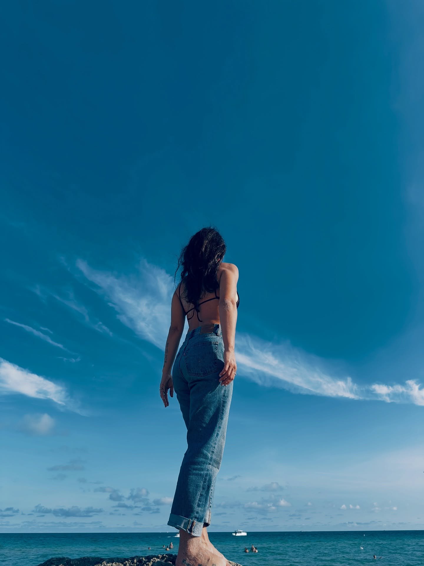 Foi em 2021 que a pintura me arrebatou e eu comecei a pintar fervorosamente. O mundo desaparecia e eu tornava-me una com as telas, vibrava entusiasmo, criatividade e alegria. 

Pintava sempre que podia: de manh&atilde;, &agrave; tarde e no sil&ecirc;