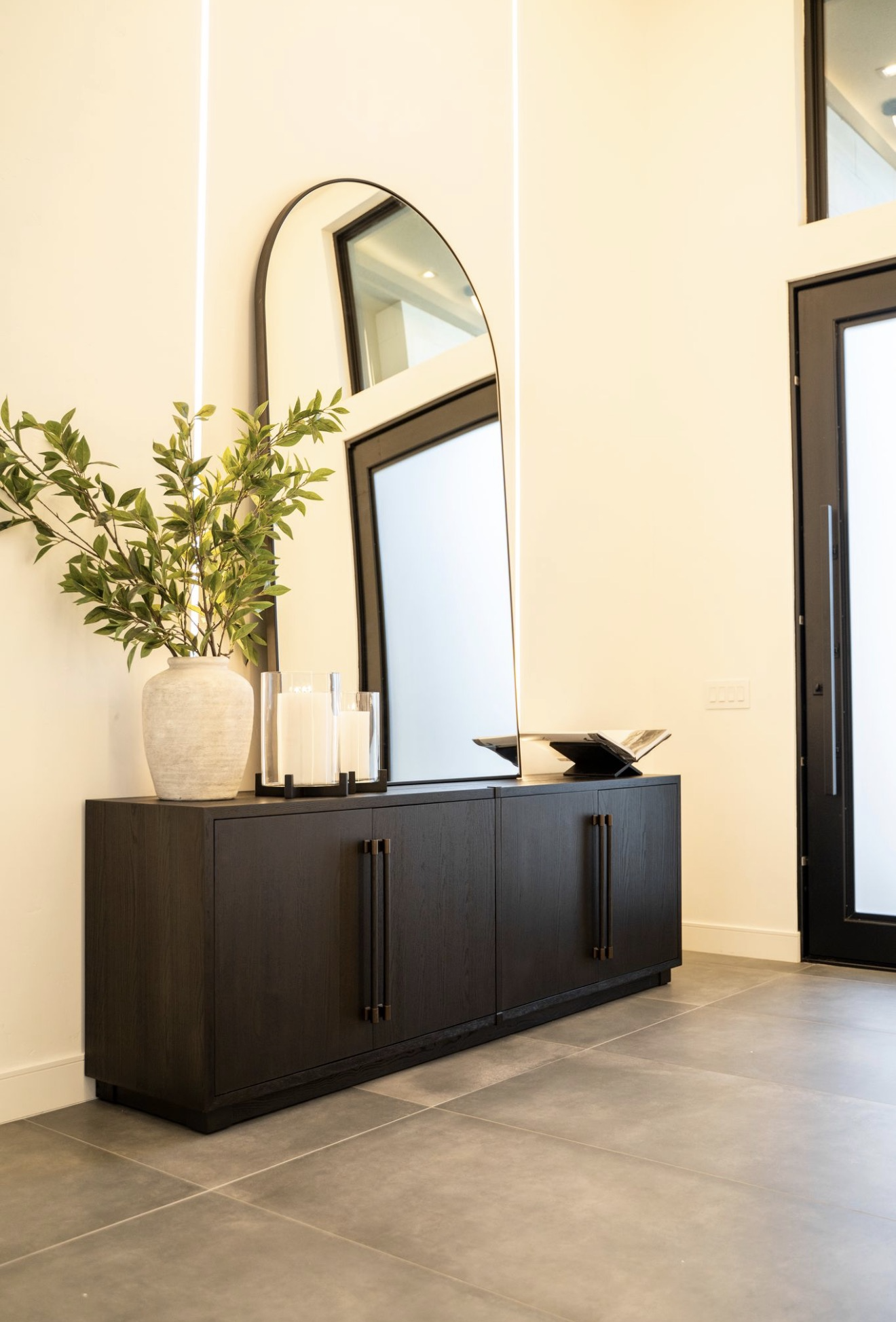 FOYER INTERIOR DESIGN_HAVASU LUX STAYS.png