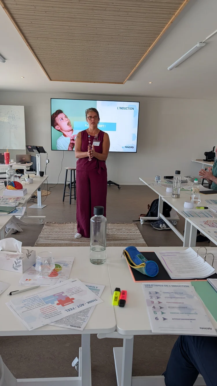 Jessica en hypnose, chez Neuroly