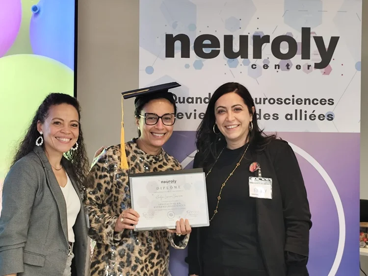 Khadija diplômée, chez Neuroly