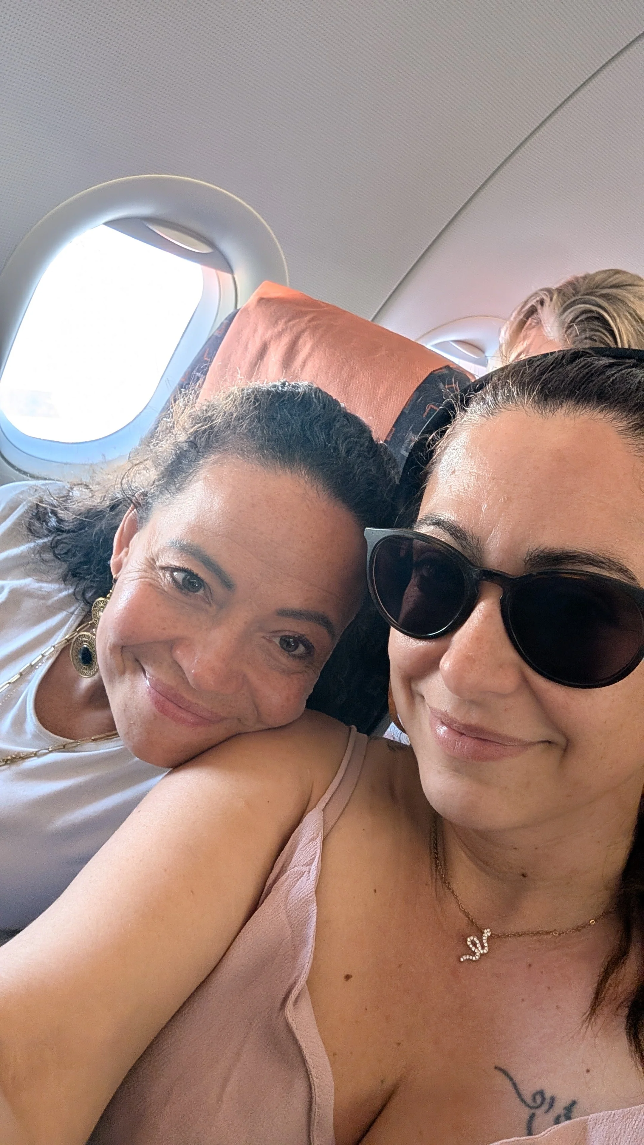 Nelcy et Emily avion