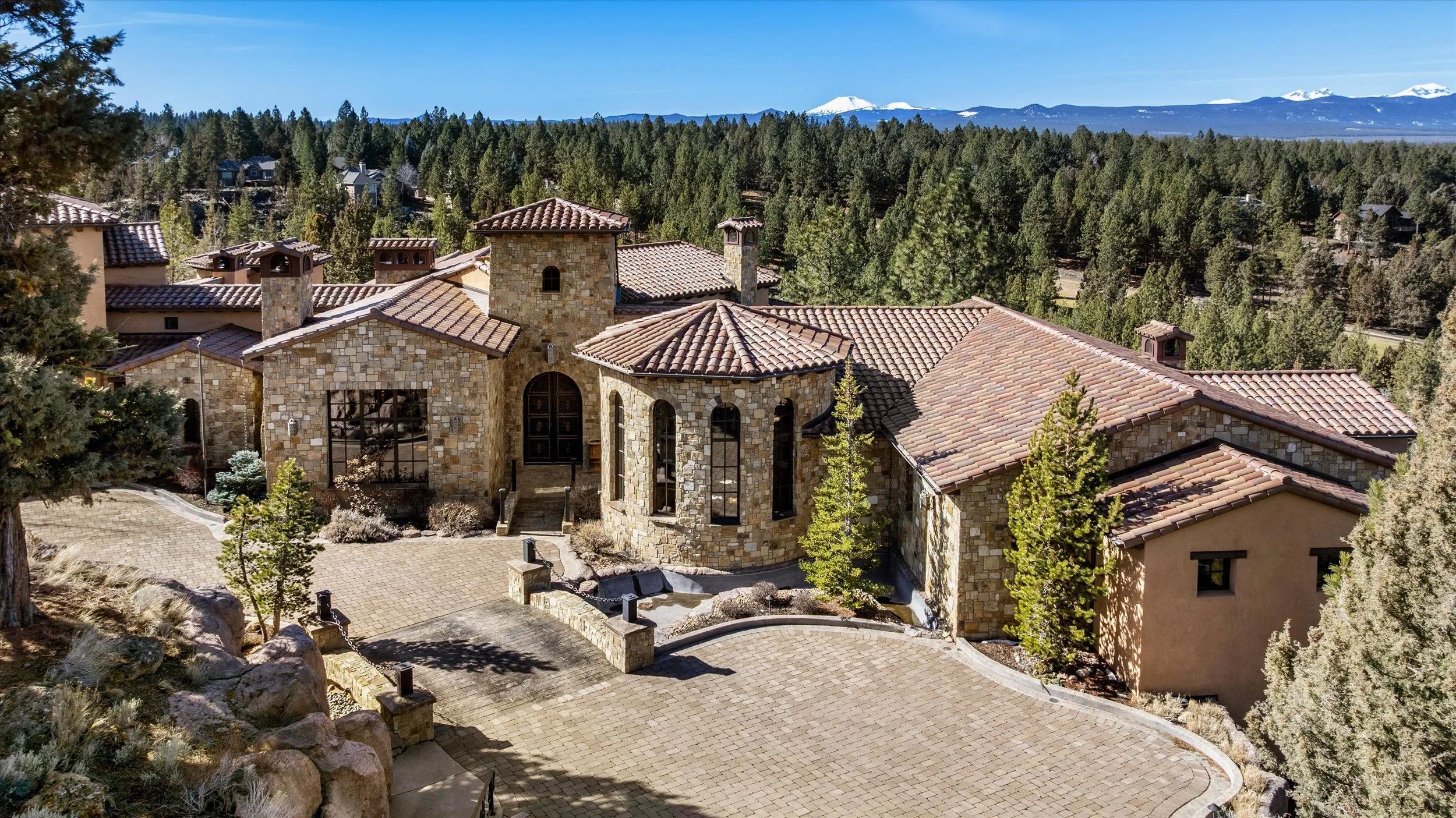 beautiful luxury home in Bend, Oregon with mountain views