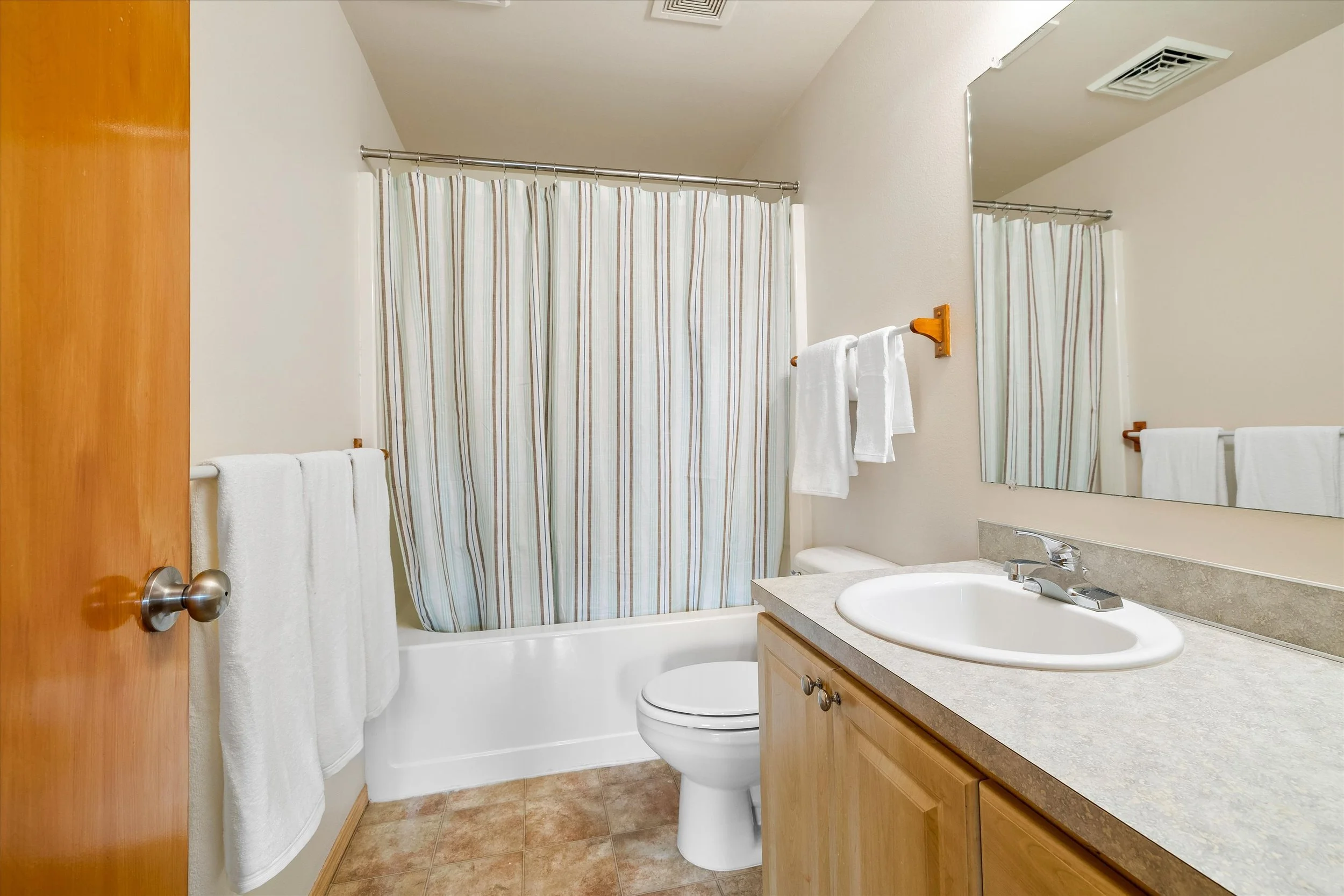 24-Upstairs full bath.jpg