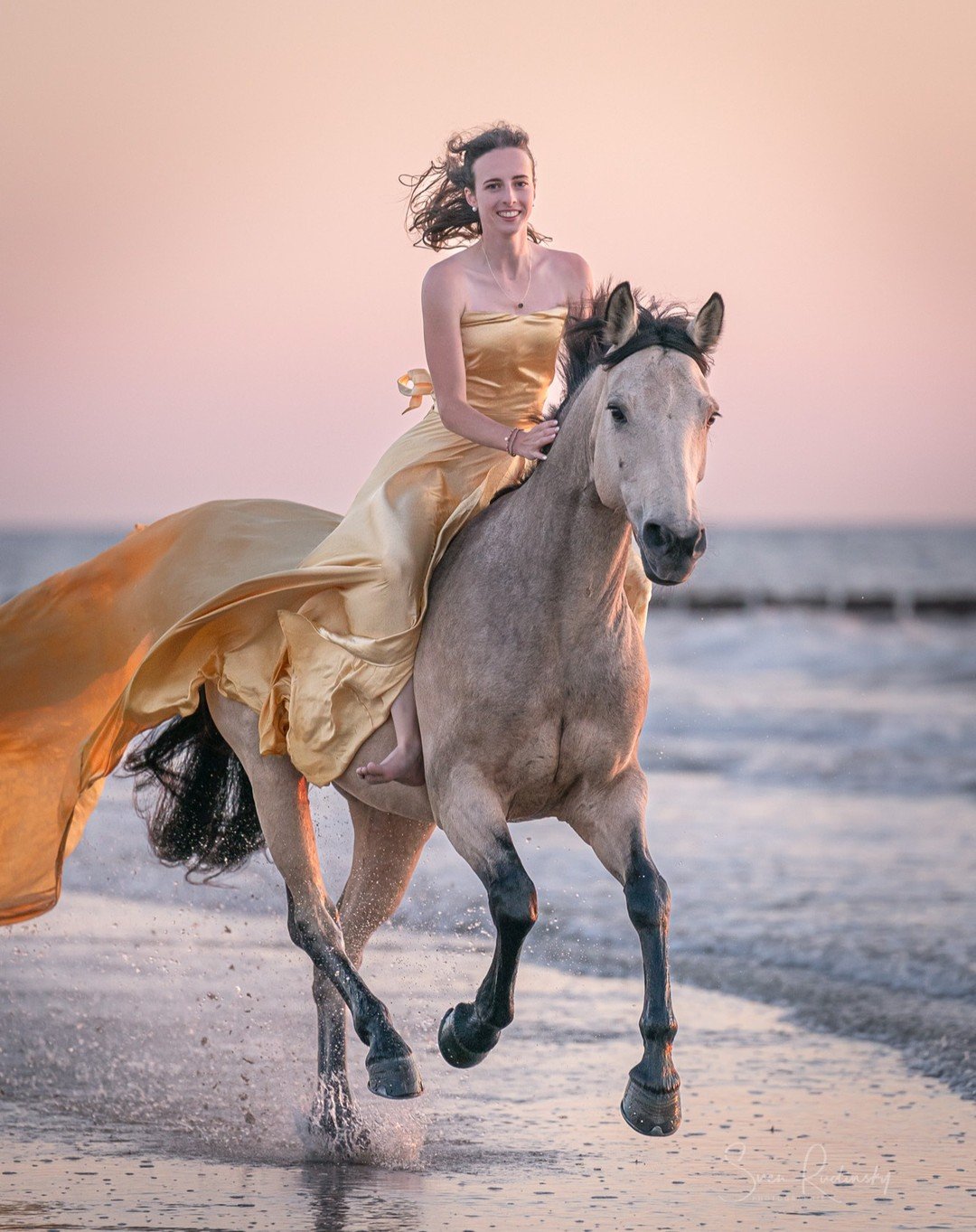 Ja dann mal im Galopp ins Wochenende 🎉

Fotoshooting 2023 mit @saskiamelina.eq 🌊

📷 Equipment:
- Sony Alpha 9
- Sony FE 70-200 GM

#strandurlaub #pferdeshooting #fotoshootingammeer #pferd #fotoshooting #strand #urlaub #wellen #meer #hobbyfotografi